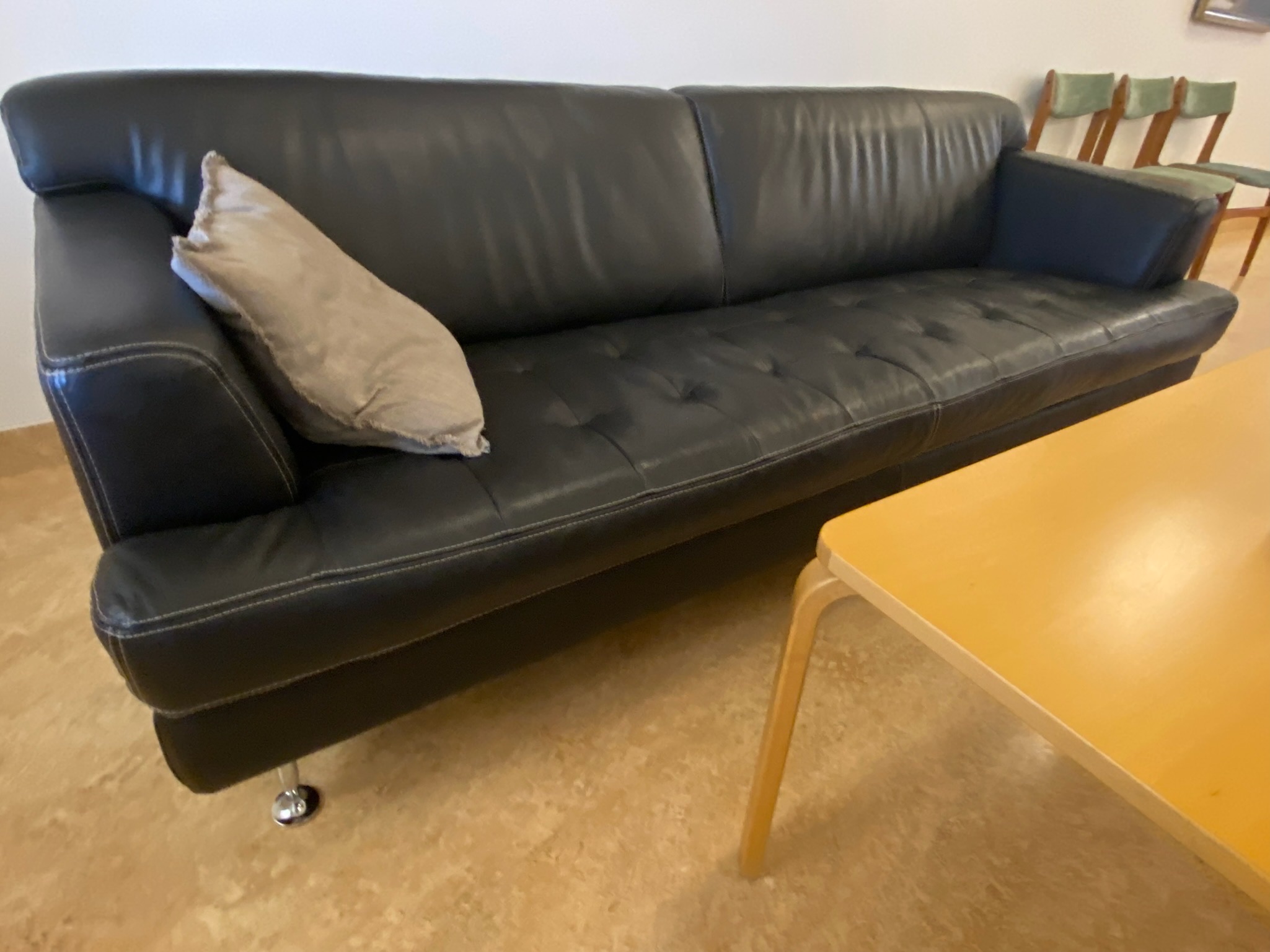 SELT / SOLD Vandaður leðursófi - B220 x D90 sm. (2 stk.) Alþingi 3