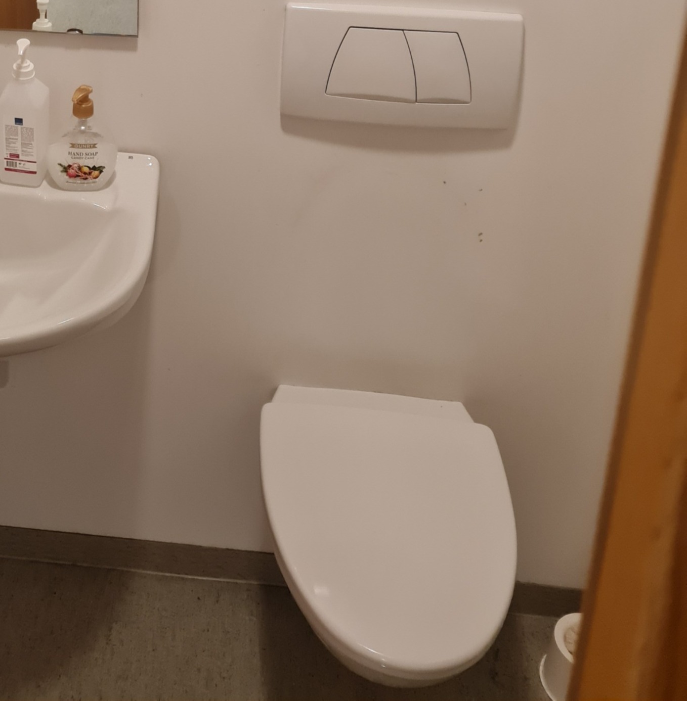 SELT / SOLD - Upphengt WC GEBERIT - skál - kassi - seta - þrýstirofi