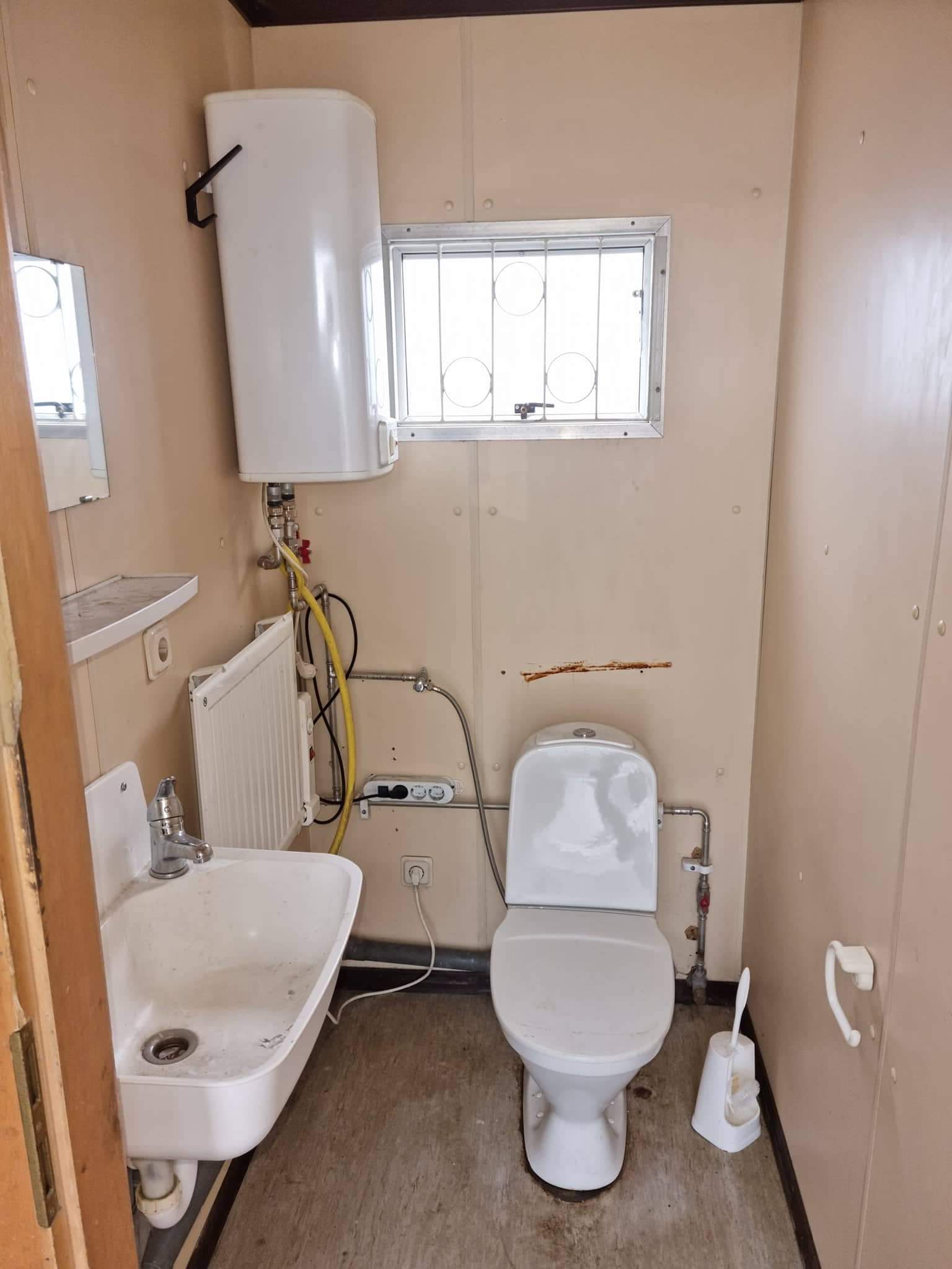 Gámahús - kaffistofa - wc 2