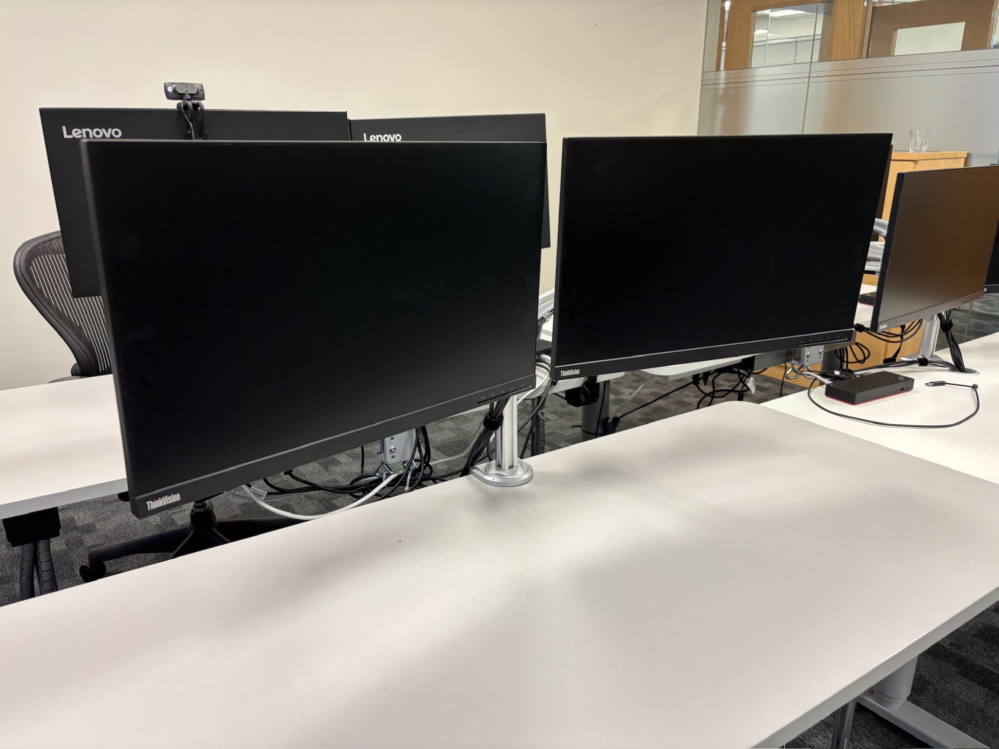 SELT / SOLD Lenovo ThinkVision tölvuskjáir á Roline armi, 23,8'' um 50 stk.