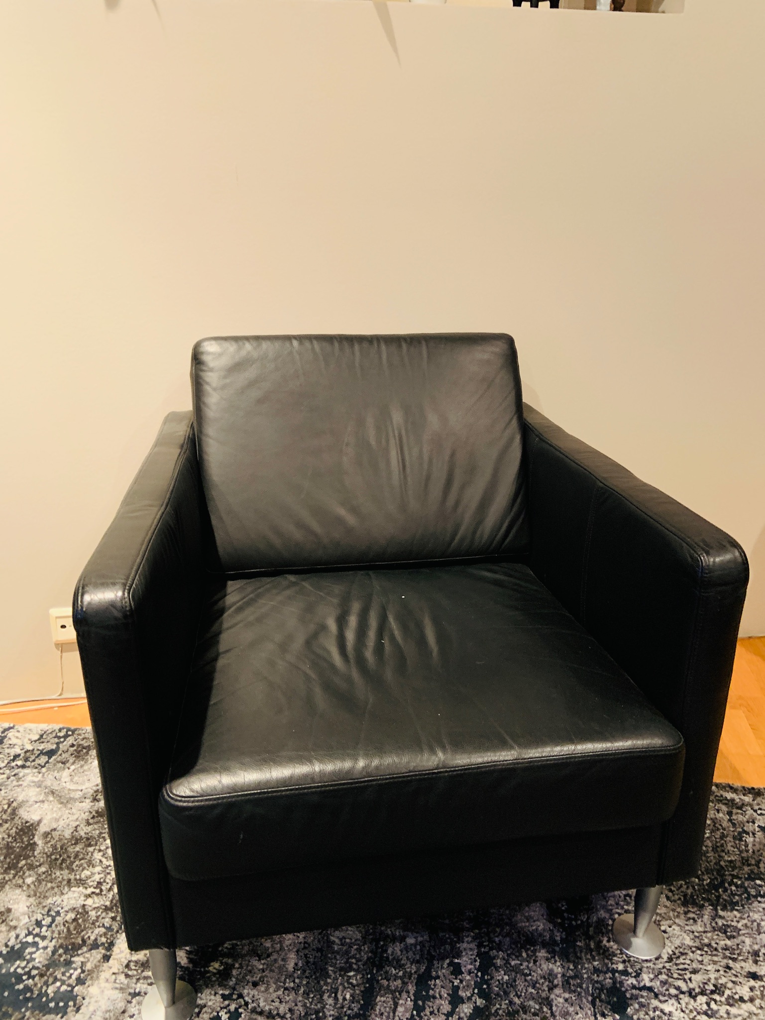 SELT / SOLD Leðurstóll 8