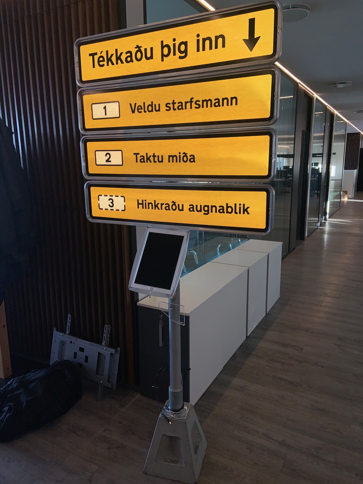 SELT / SOLD Tékkaðu þig inn! Ipadskilti 4