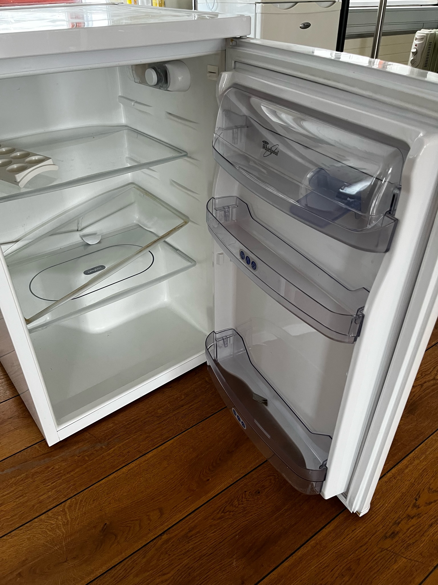 SELT / SOLD Whirlpool A-Class kælir - H80 x B60 3
