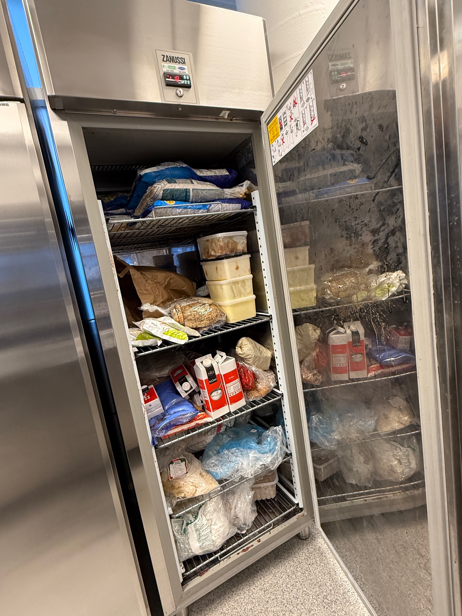 SELT / SOLD Zanussi frystiskápur, 670L, H206 x D83 x B71 sm. 3