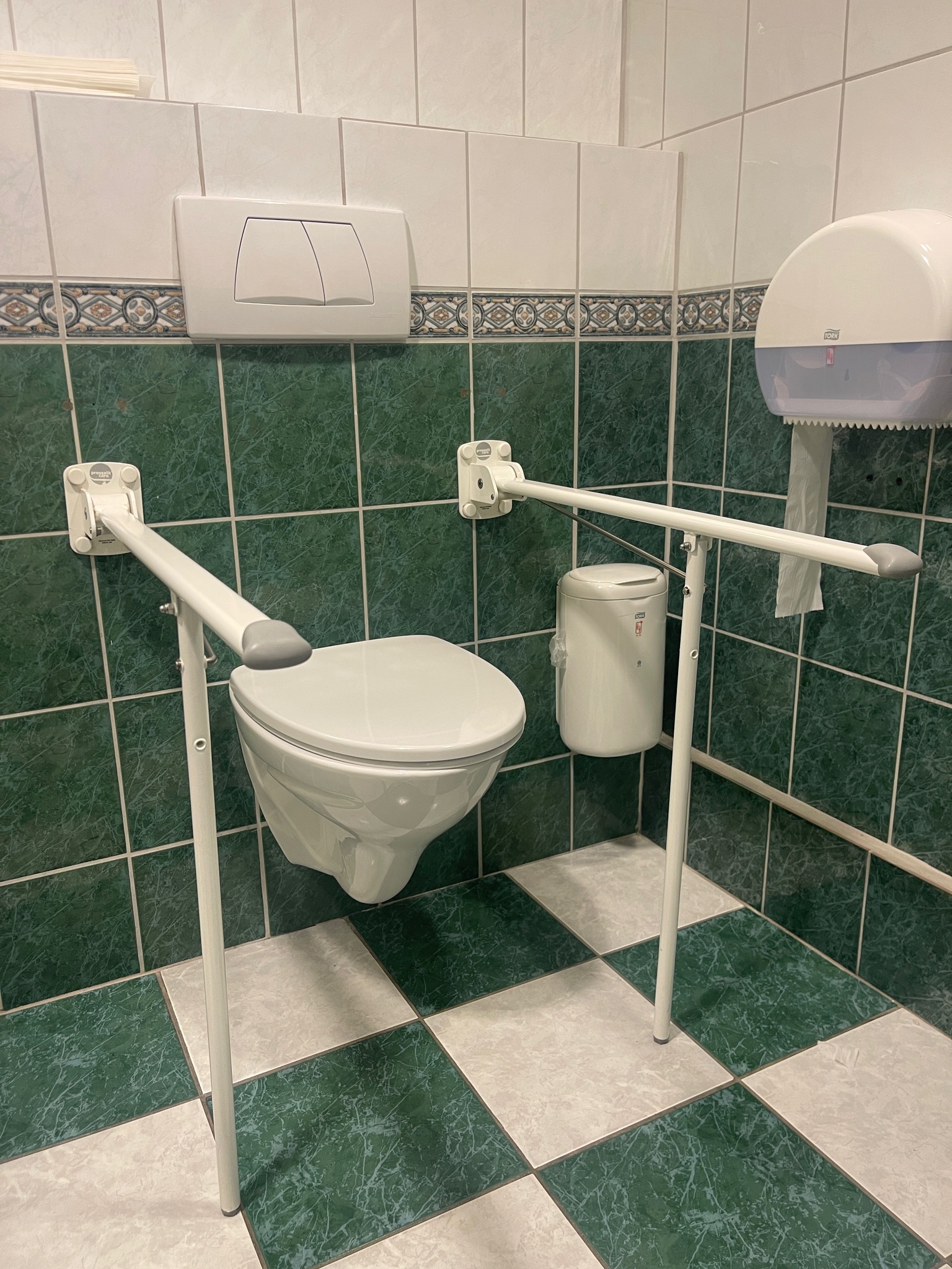 SELT / SOLD WC / vegghengt salerni fyrir fatlaða ásamt skolspjaldi 2