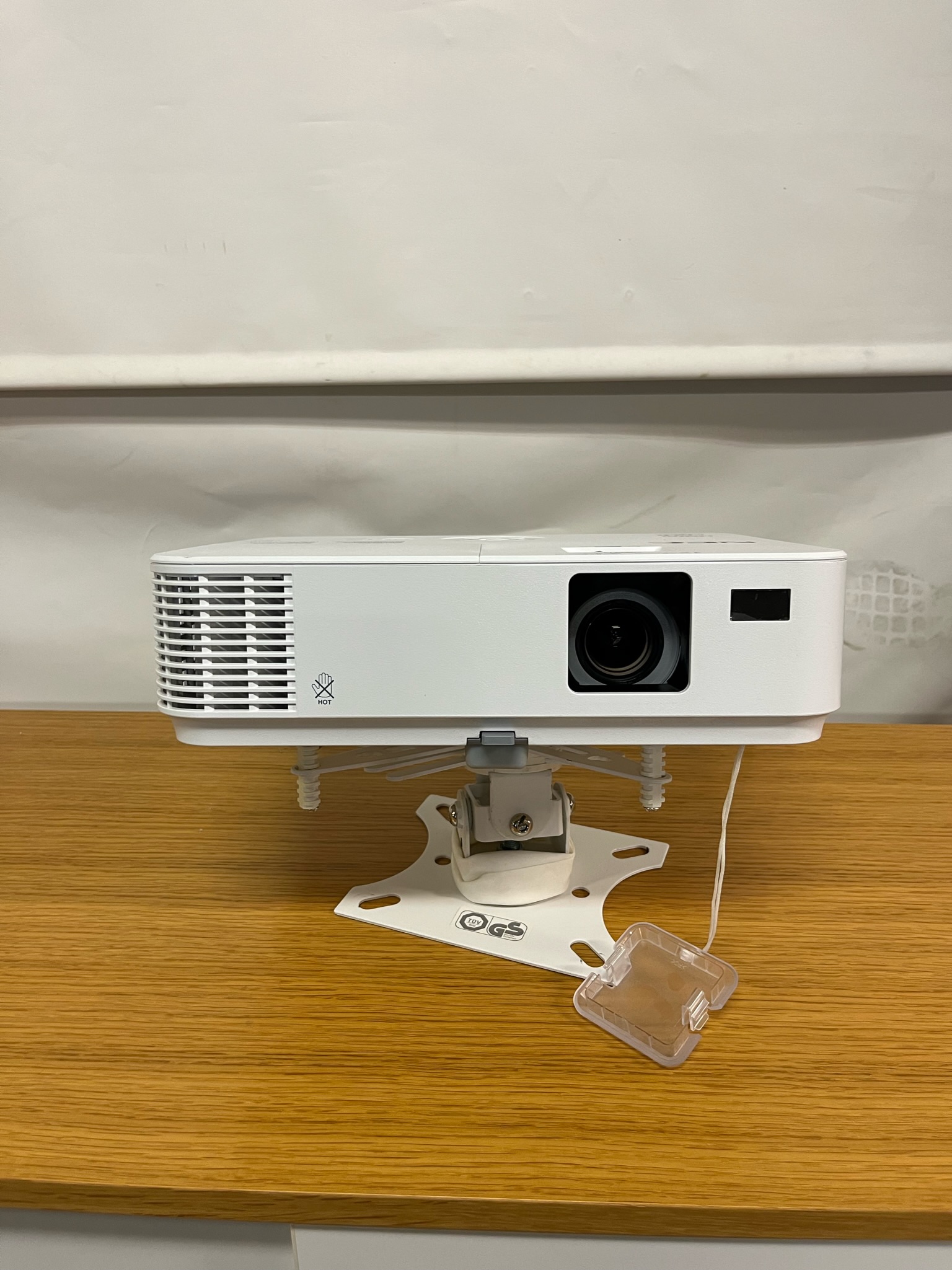SELT / SOLD NEC V302W skjávarpi og loftfesting