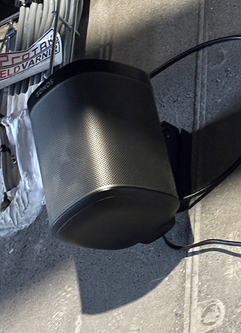 SELT / SOLD Sonos One hátalari (3 stk) m.veggfestingum 3