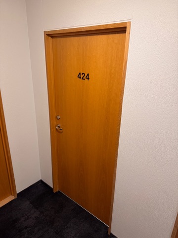 SELT / SOLD Viðarhurðar m pumpu og körmum 3