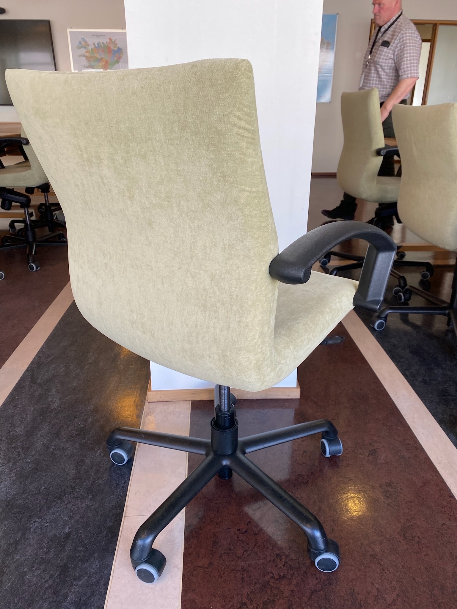 SELT / SOLD Ítalskir Sesta fundarstólar á hjólum (41 stk.) 4