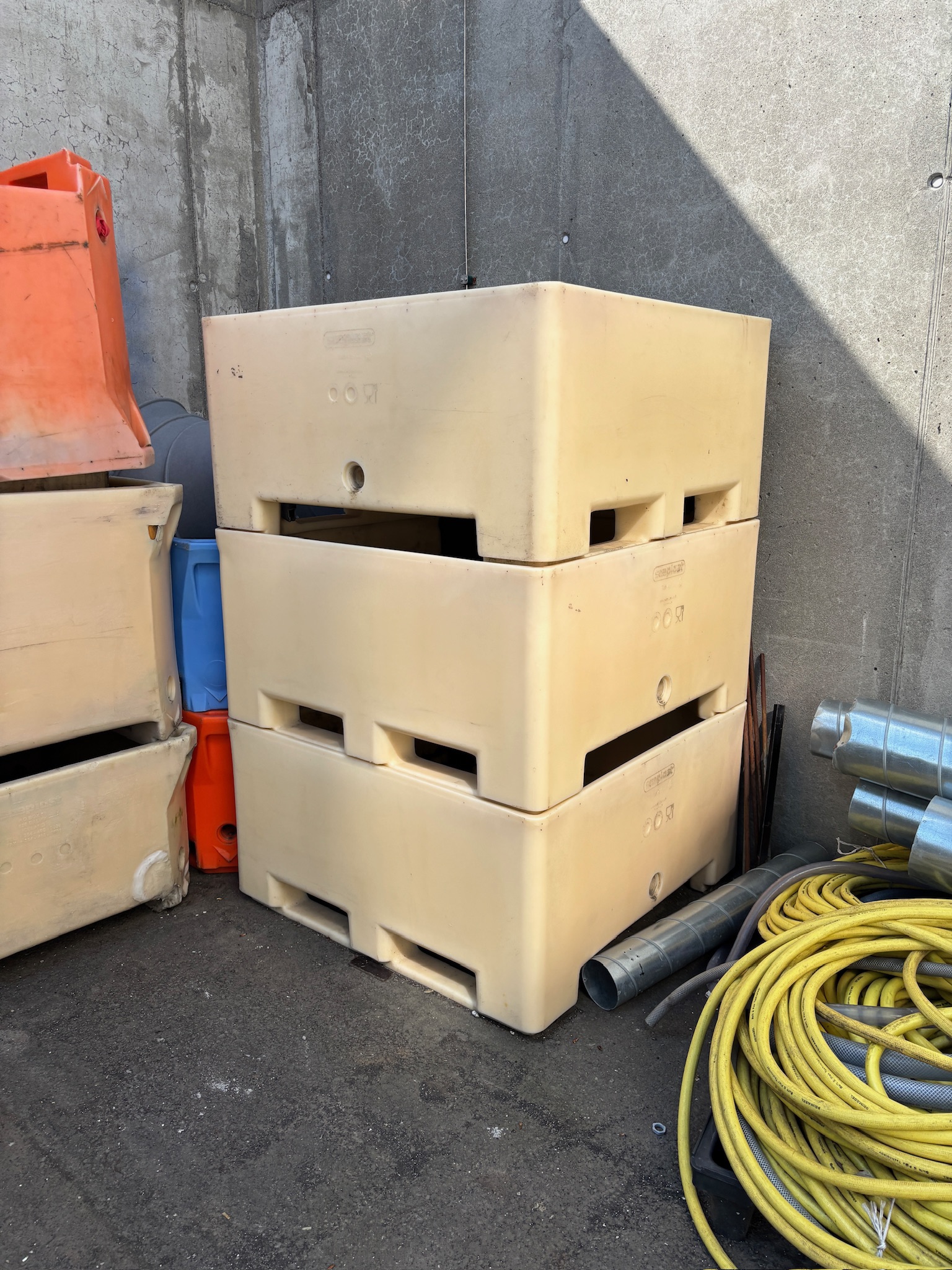 SELT / SOLD Ker frá Sæplast, 350L (3 stk.)