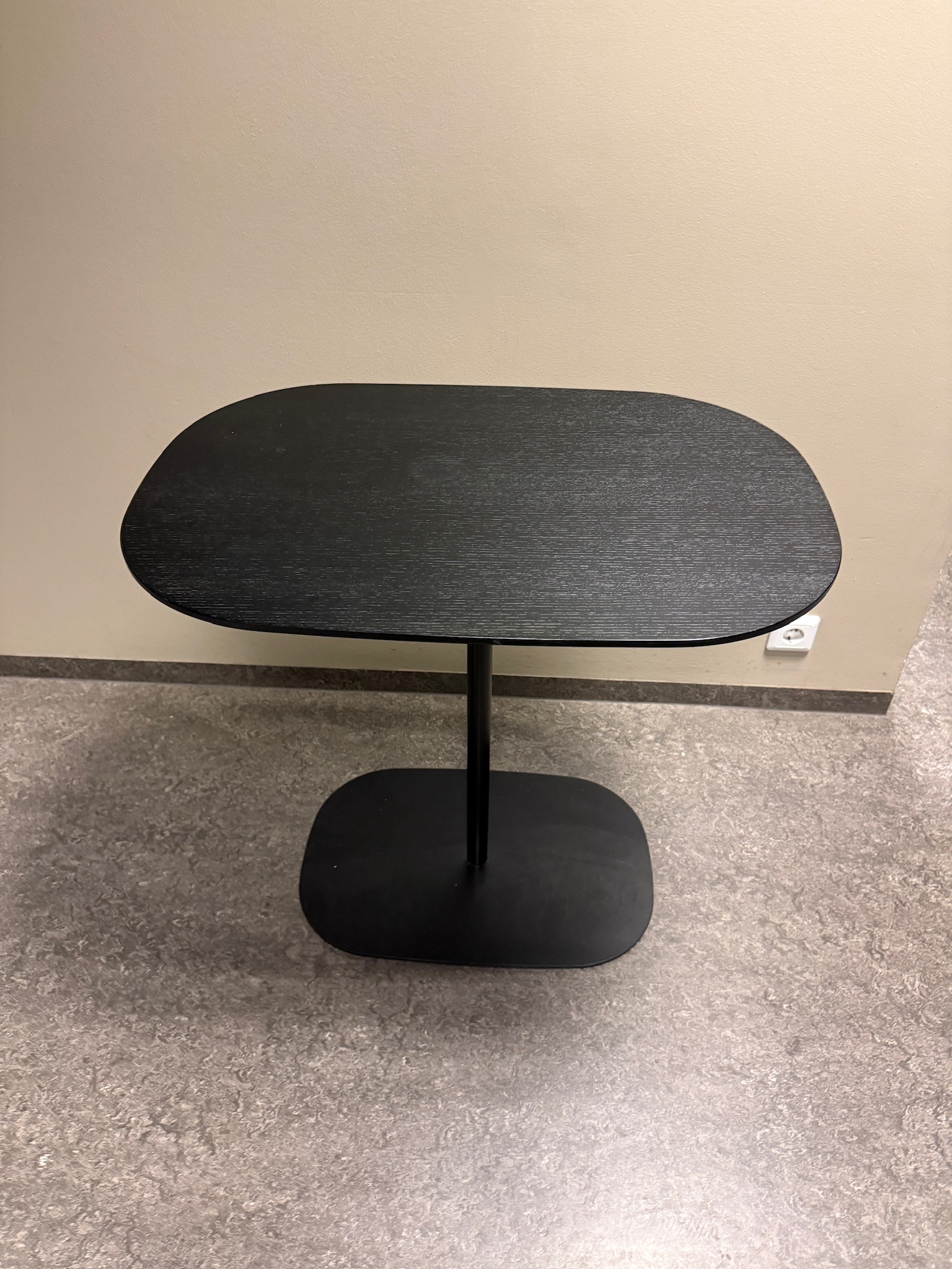 SELT / SOLD Skandiform borð frá Pennanum. B80xD55xH73sm.