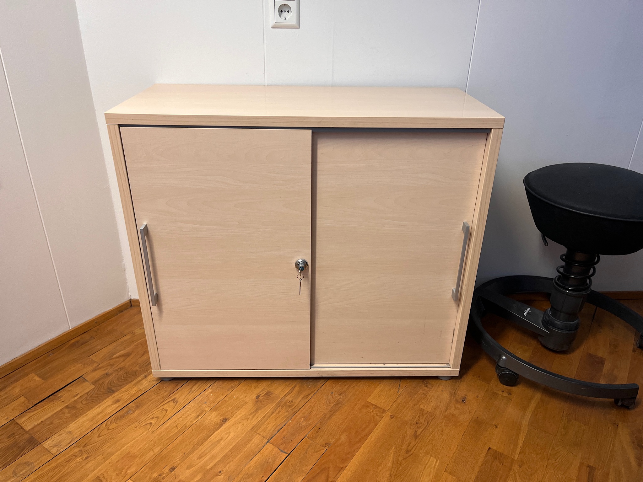 SELT / SOLD Skrifstofuskápur með rennihurðum, H78xB89xD40sm. 2
