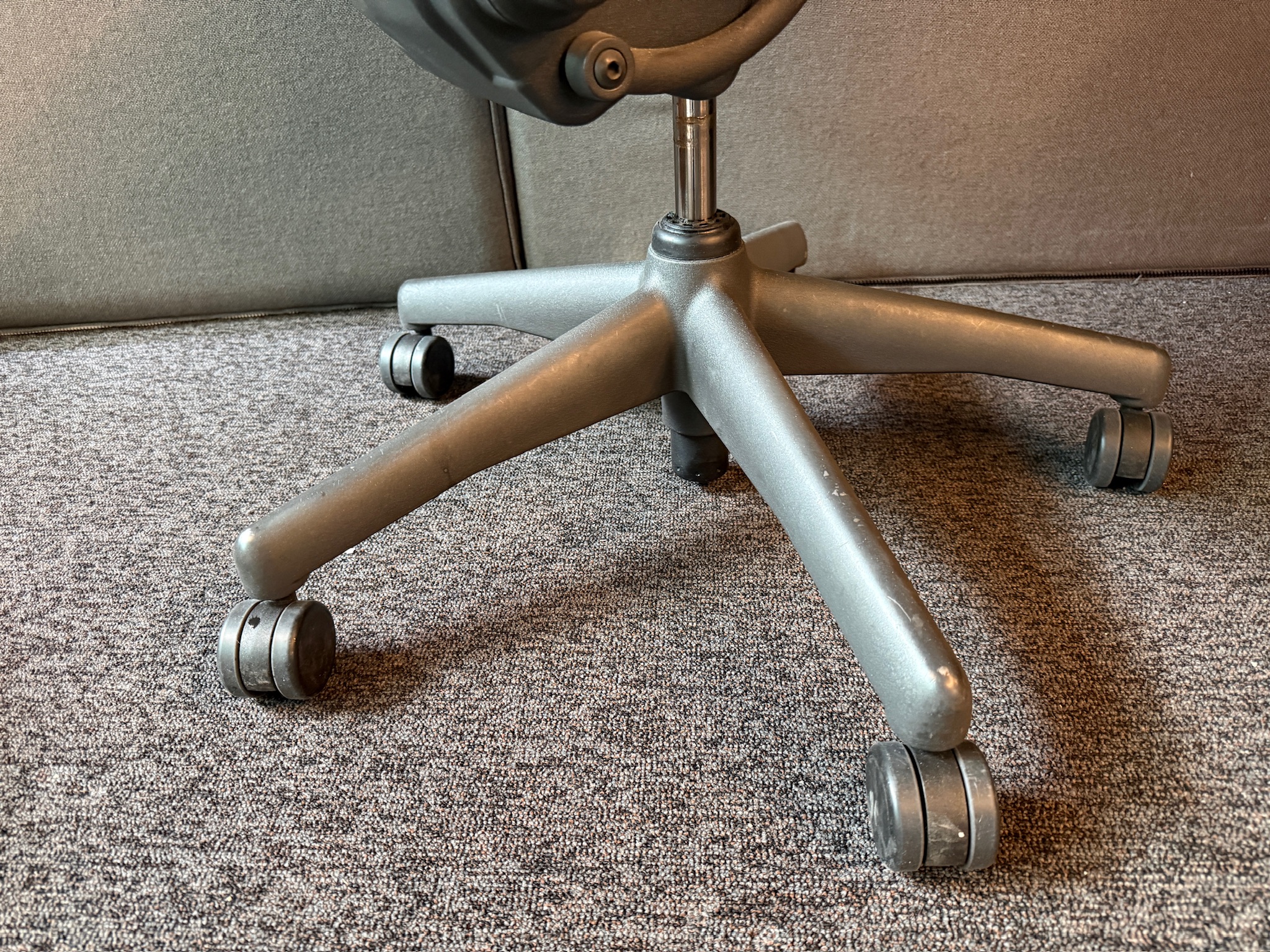 SELT / SOLD - Herman Miller Aeron með séráklæði, B stærð 10