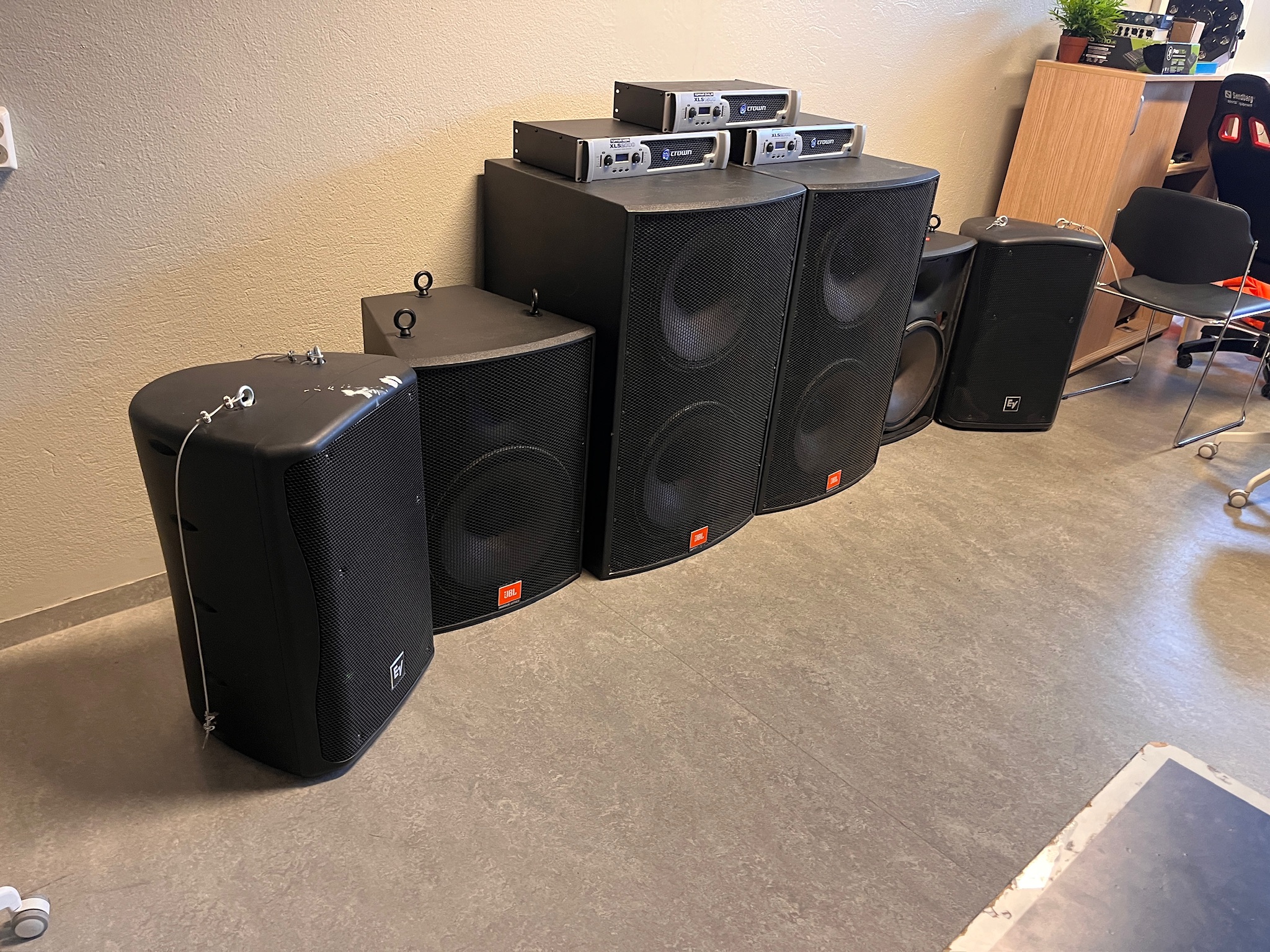 SELT / SOLD JBL hátlarar ásamt EV hátölurum 2