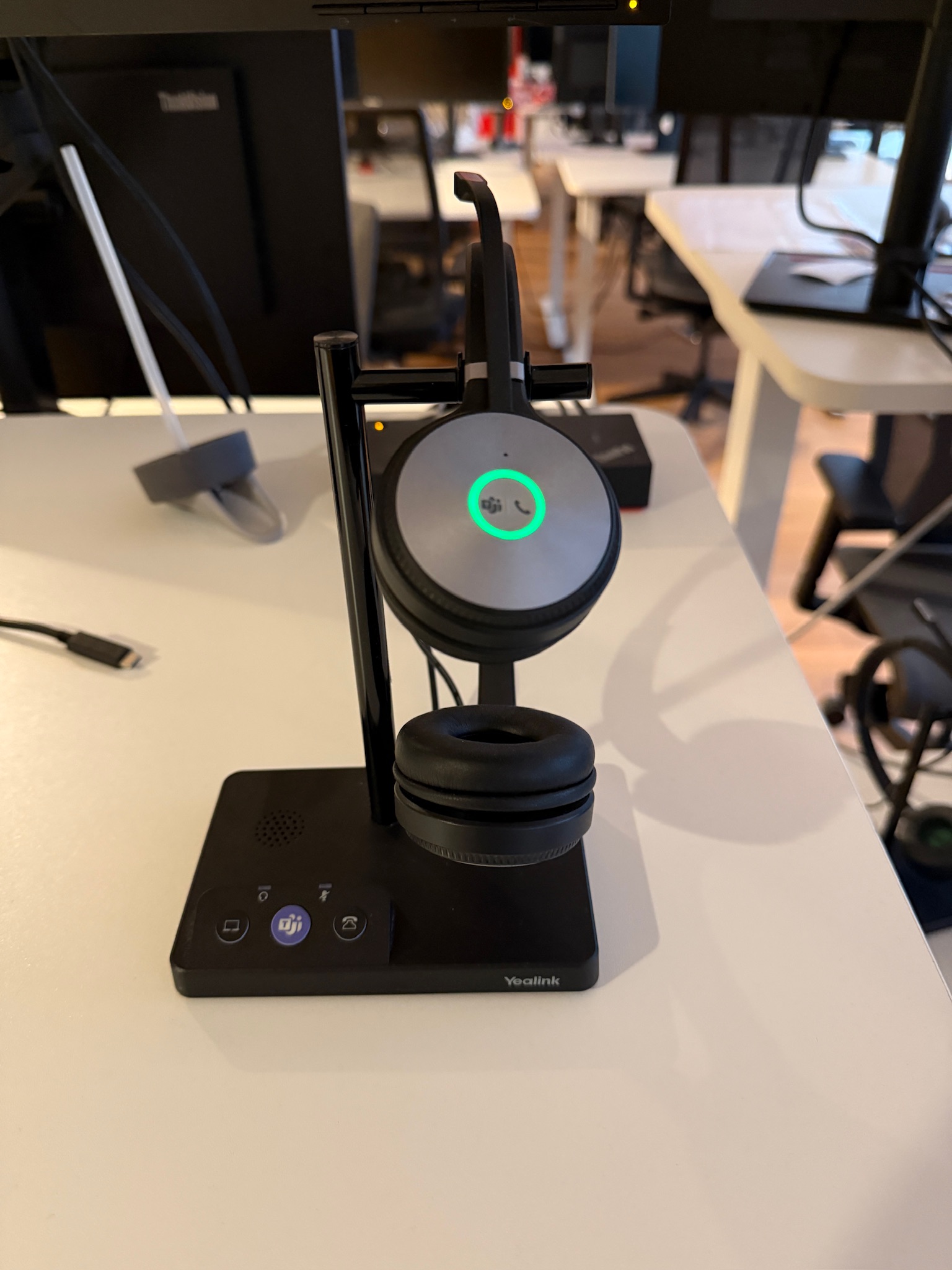 SELT / SOLD Yealink þráðlaust heyrnartól með hleðslustöð - PLAY 6