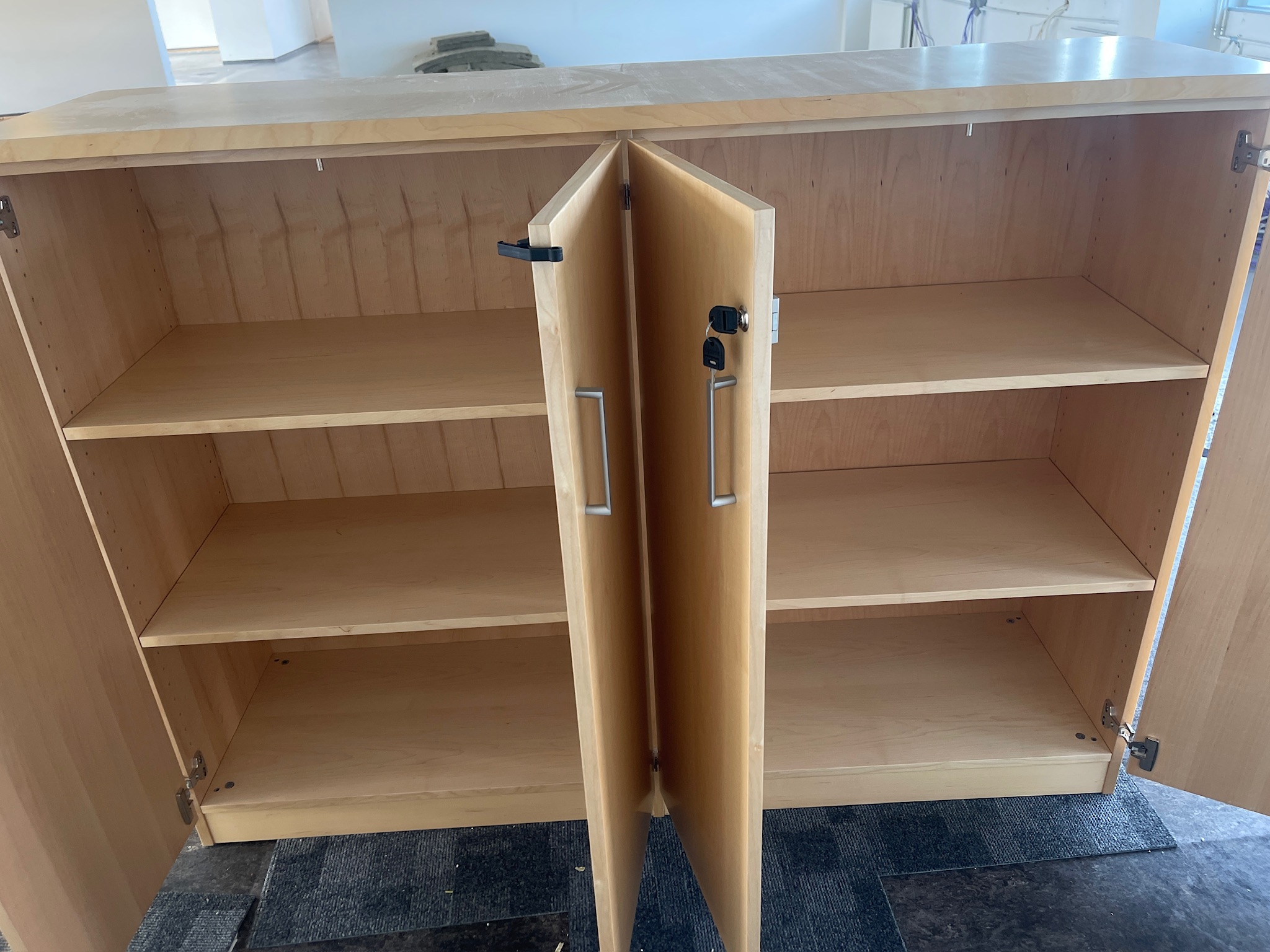 SELT / SOLD Skrifstofuskápur með læsingu, H118xB160xD45sm. 4