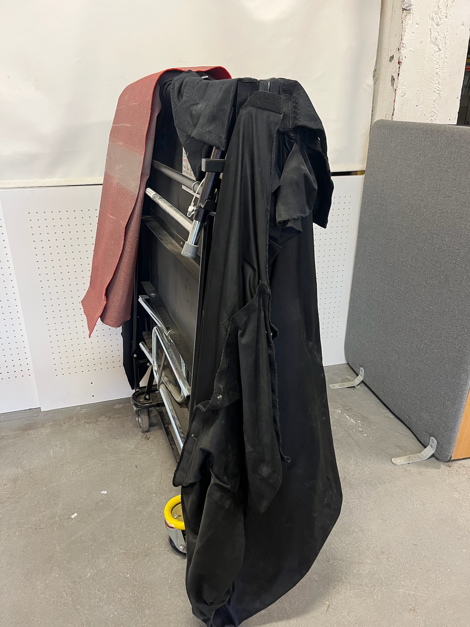 SELT / SOLD Fellanlegt svið á hjólum, B244xD122sm. 6