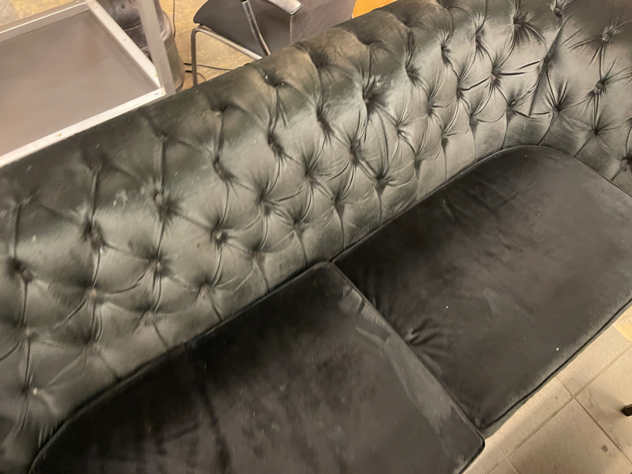 SELT / SOLD Fallegur Chesterfield flauels 3ja sæta sófi 7