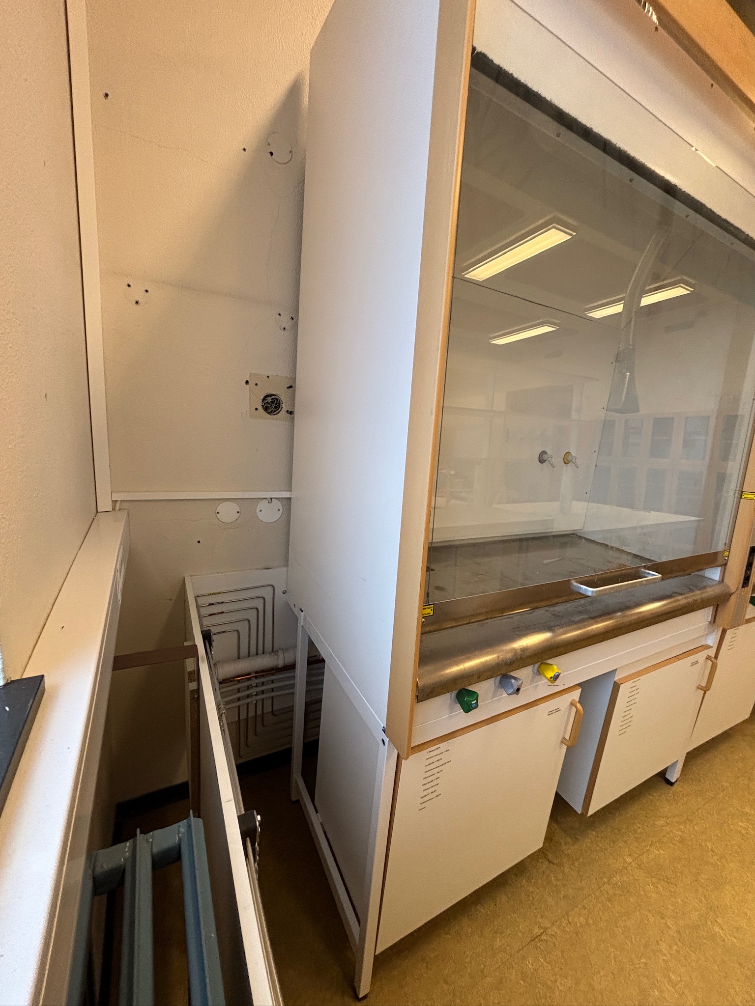SELT / SOLD Stinkskápur / Fume cupboard, H235 x B147 x D77 sm. (2 stk) 4