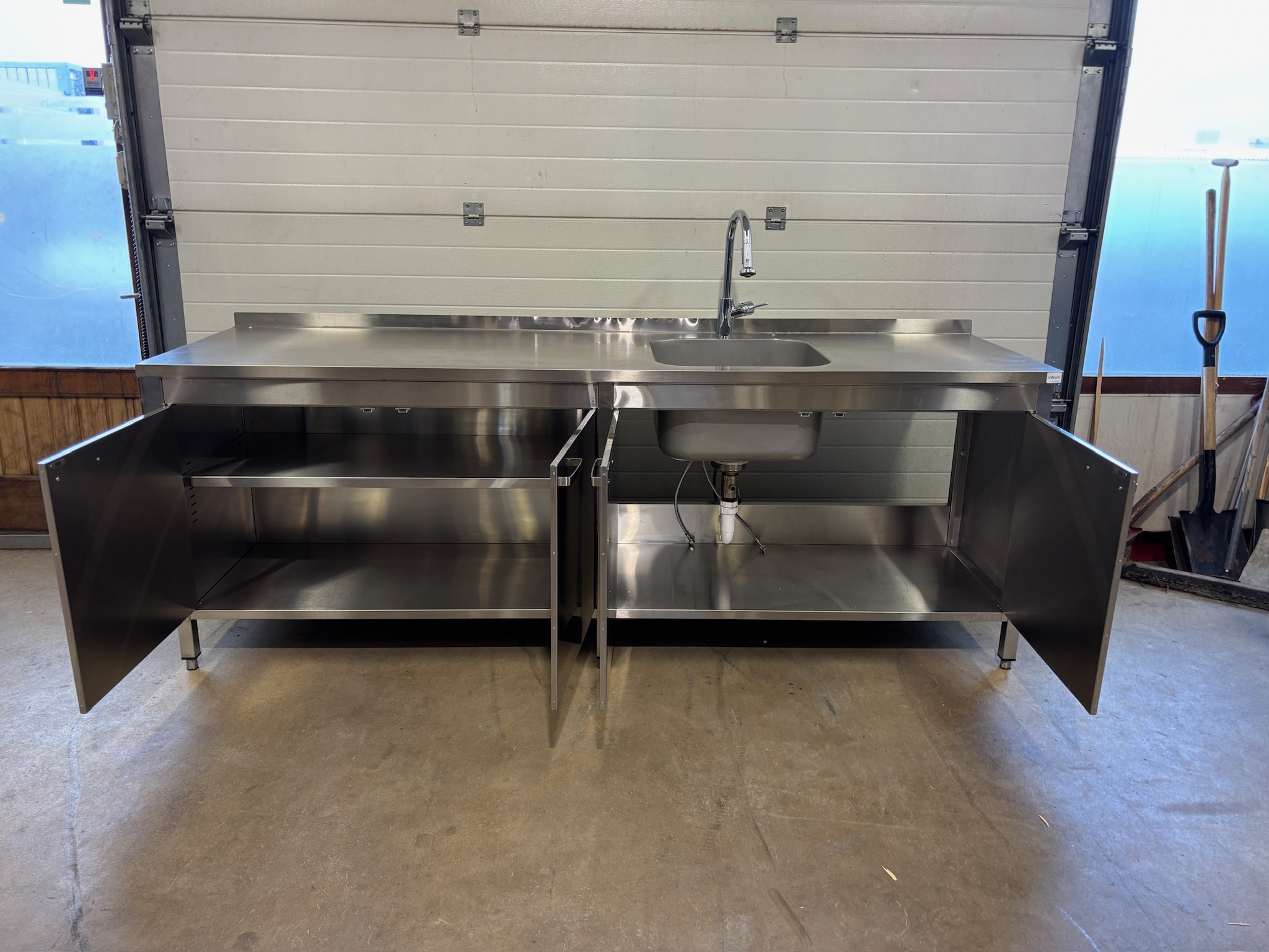 SELT / SOLD Vitrum stálborð m/vaski, blöndunartæki,skáp og kant B250xD70xH92sm. 7