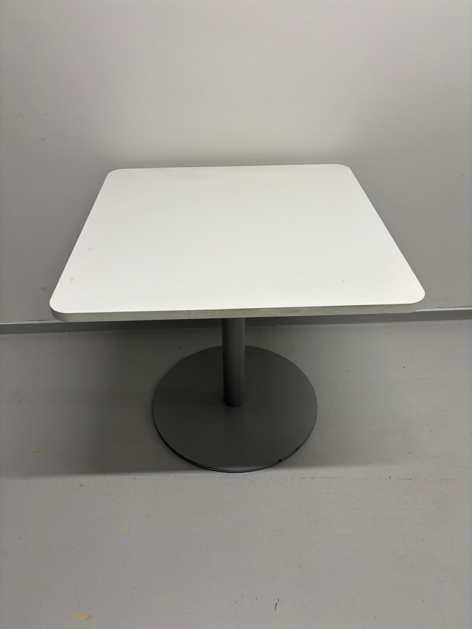 SELT / SOLD Hvítt borð, B80xD80xH73sm.