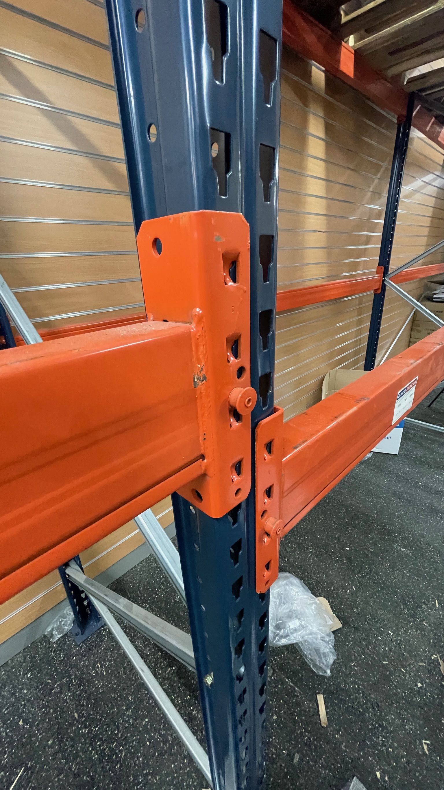 SELT / SOLD Tínsluhillur 3 bil - H250 sm x 190 sm 4