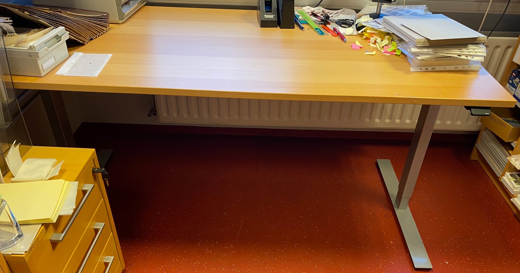 SELT / SOLD Rafmagnsborð frá Kinnarps beiki 160x80