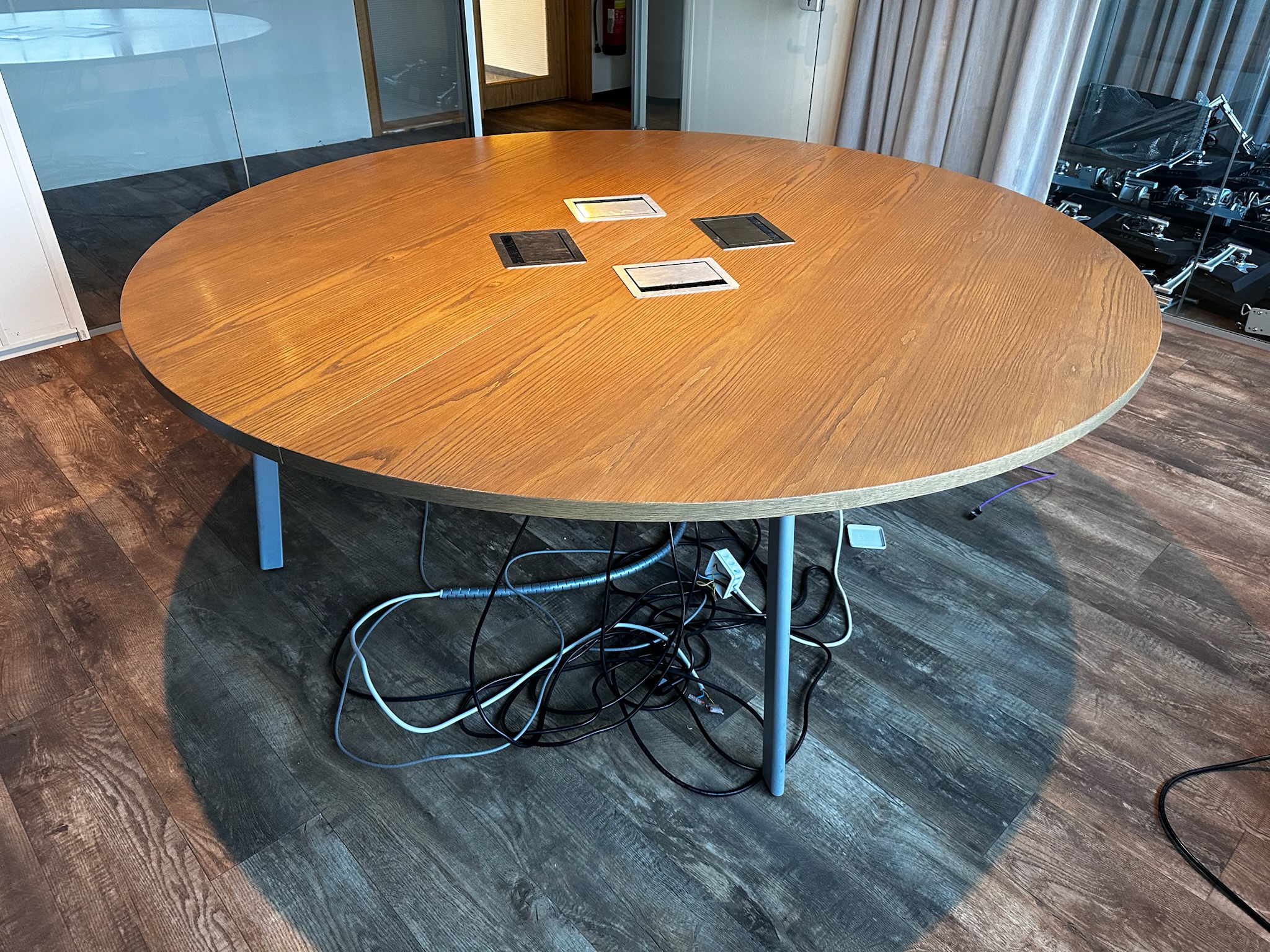 SELT / SOLD Hringborð / fundarborð, 8 manna, Ø220 x H73 sm. 2