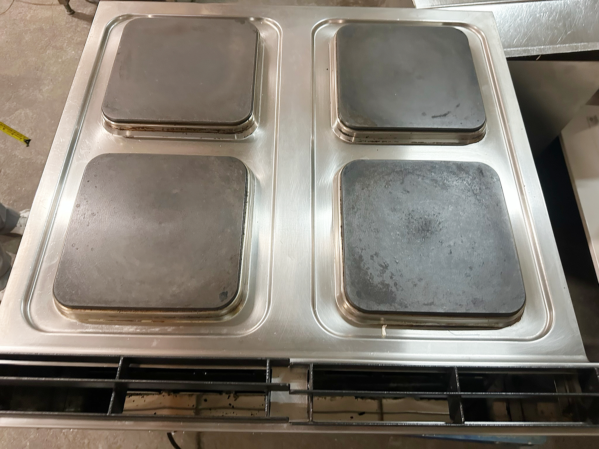 SELT / SOLD Zanussi rafmagns helluborð 4 hellur 70 x 70sm ásamt undirborði 5