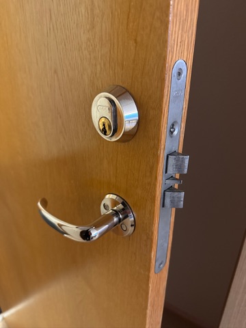 SELT / SOLD Viðarhurðar m pumpu og körmum 12