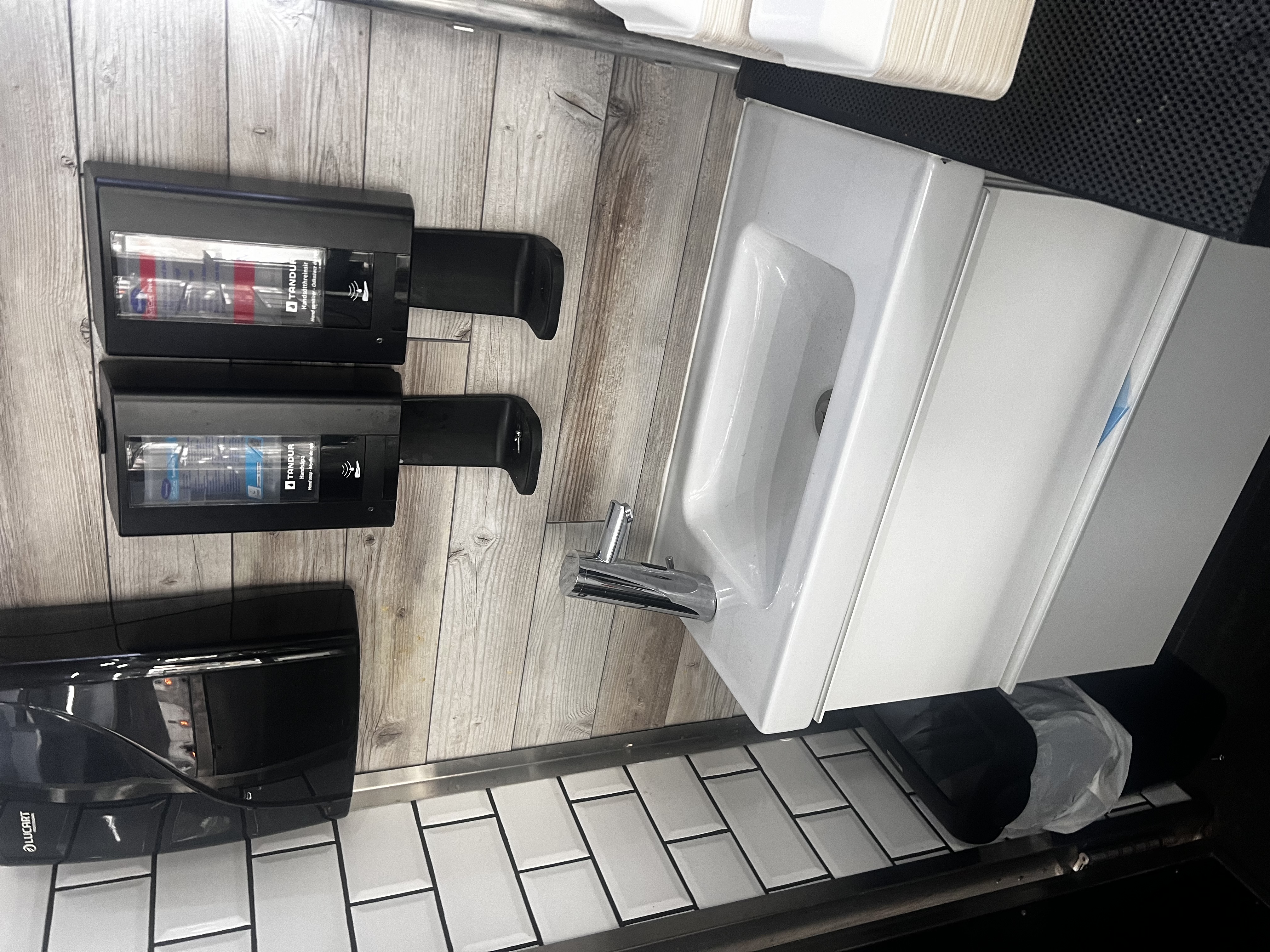 SELT / SOLD - Snertilaus vaskur ásamt undirborði - gesta WC 4