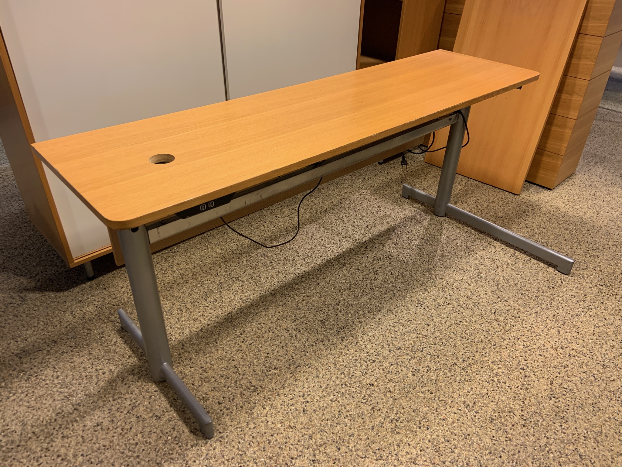 Selt/Endurnýtt-Rafmagnsborð 180x50 frá Á Guðmundssyni með blygðunarspjaldi.