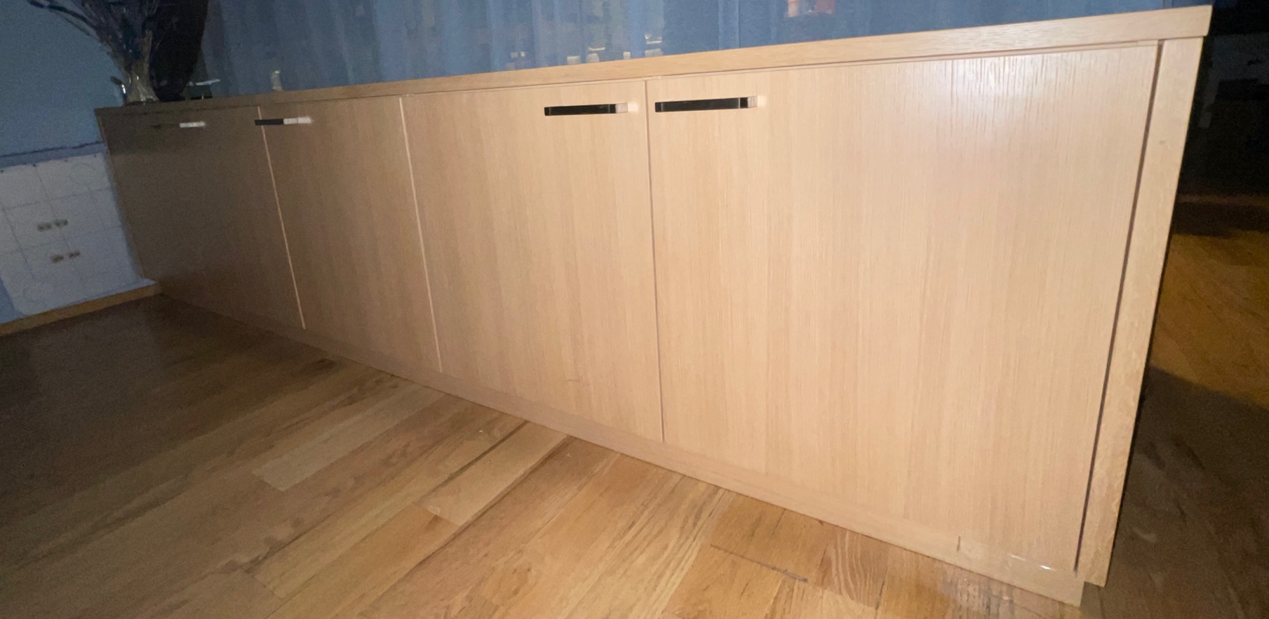 SELT / SOLD Skriftstofuskápur / skenkur, H76 x B302 x D38 sm.