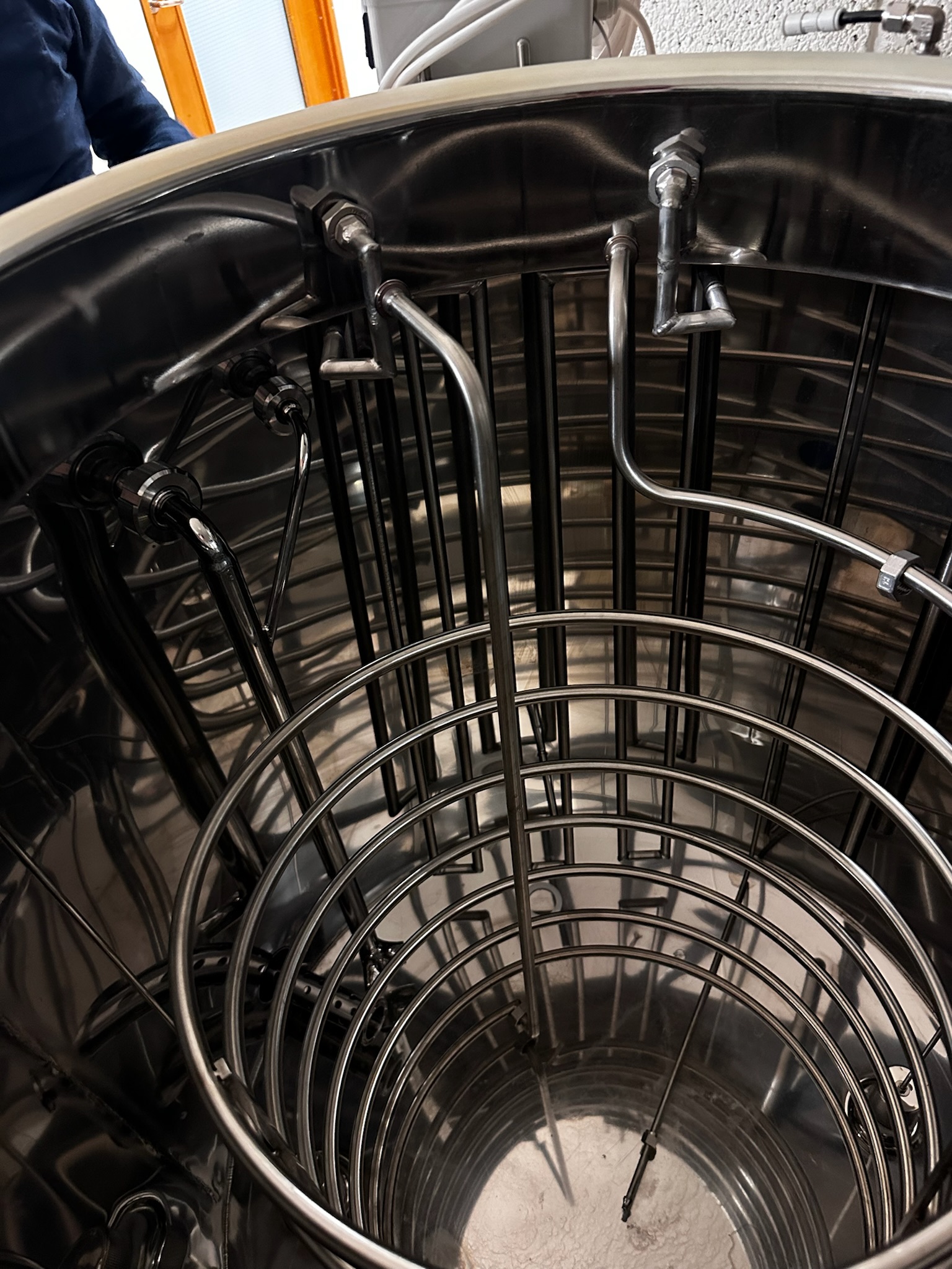SELT / SOLD Breyttur 300L tankur notaður sem Bioreactor 8