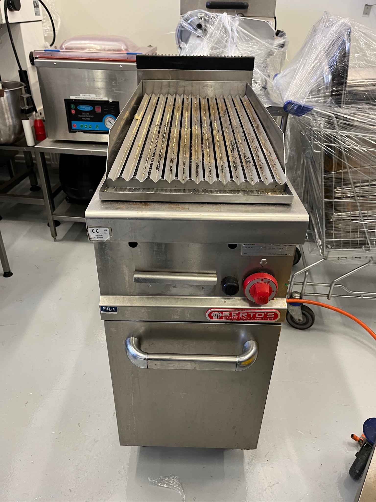 SELT / SOLD Berto's gasgrill, B40 x D70 x H90 sm
