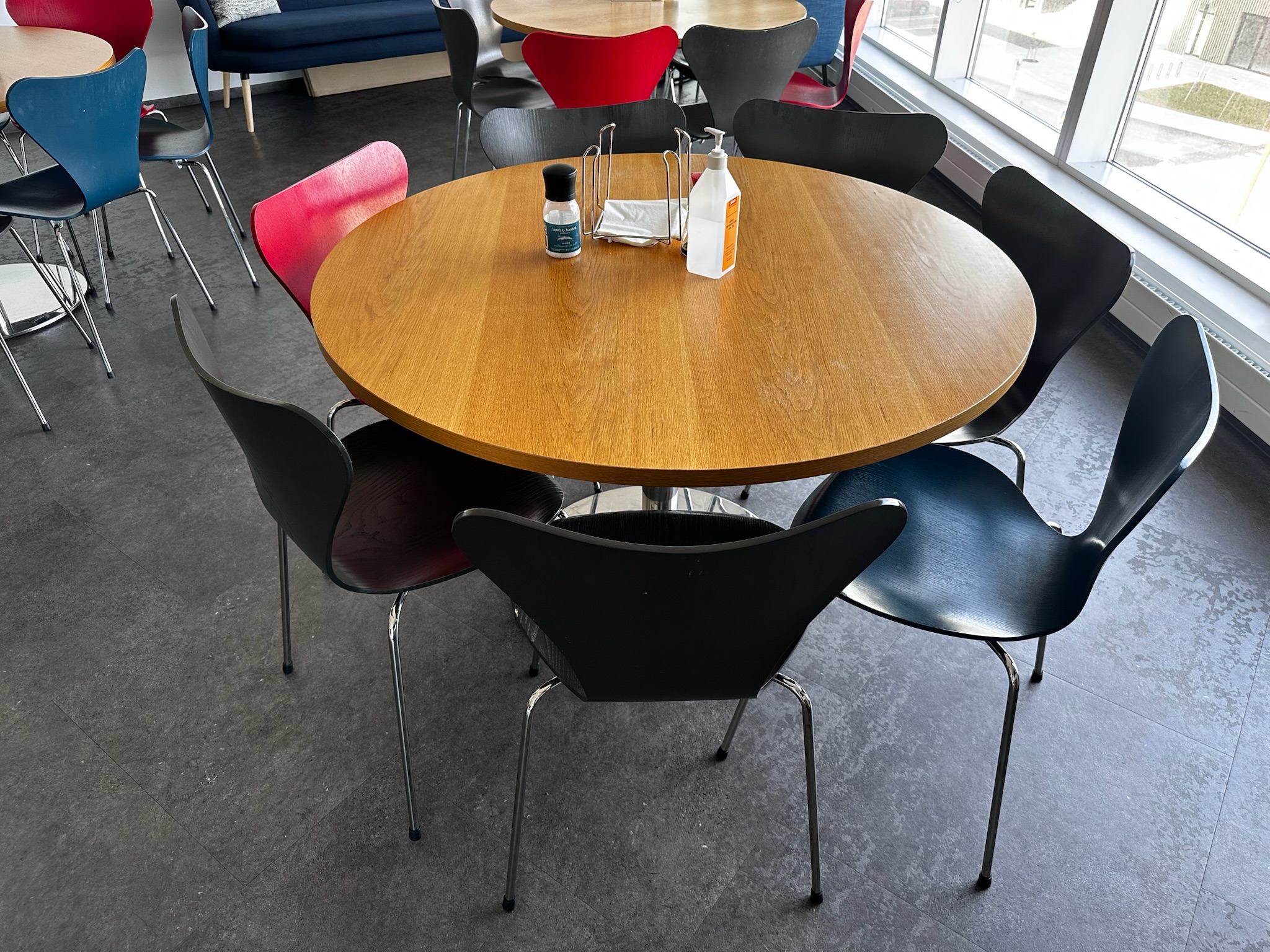 SELT / SOLD Eikar hringborð, Ø120xH73sm.