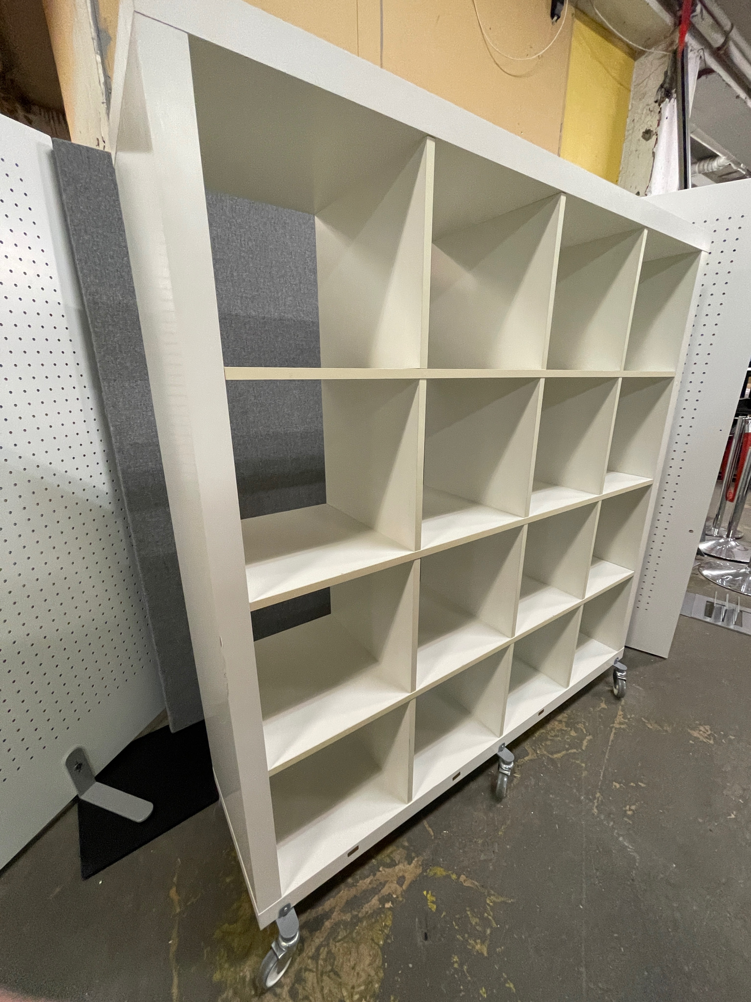 Selt/Endurnýtt-KALLAX frá IKEA á hjólum 5