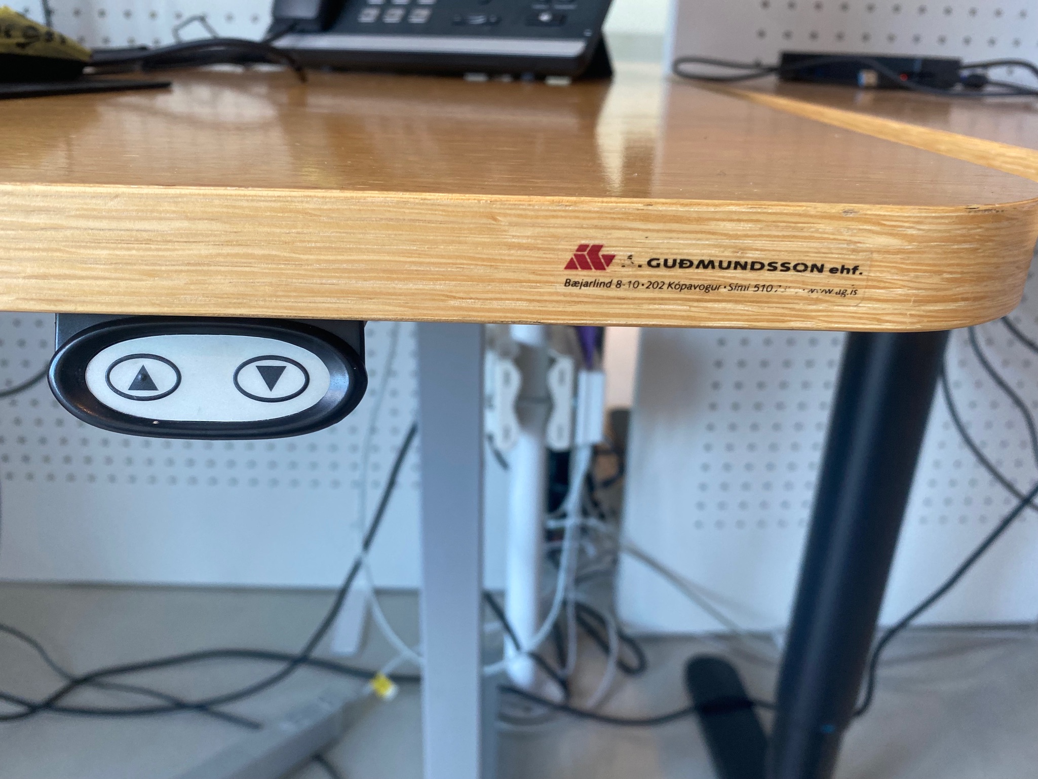 SELT - Rafmagnsborð frá Á. Guðmundsson 160x80 - Innan við 5 borð til 2