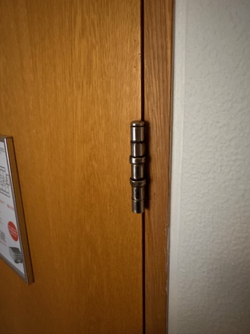 SELT / SOLD Viðarhurðar m pumpu og körmum 13