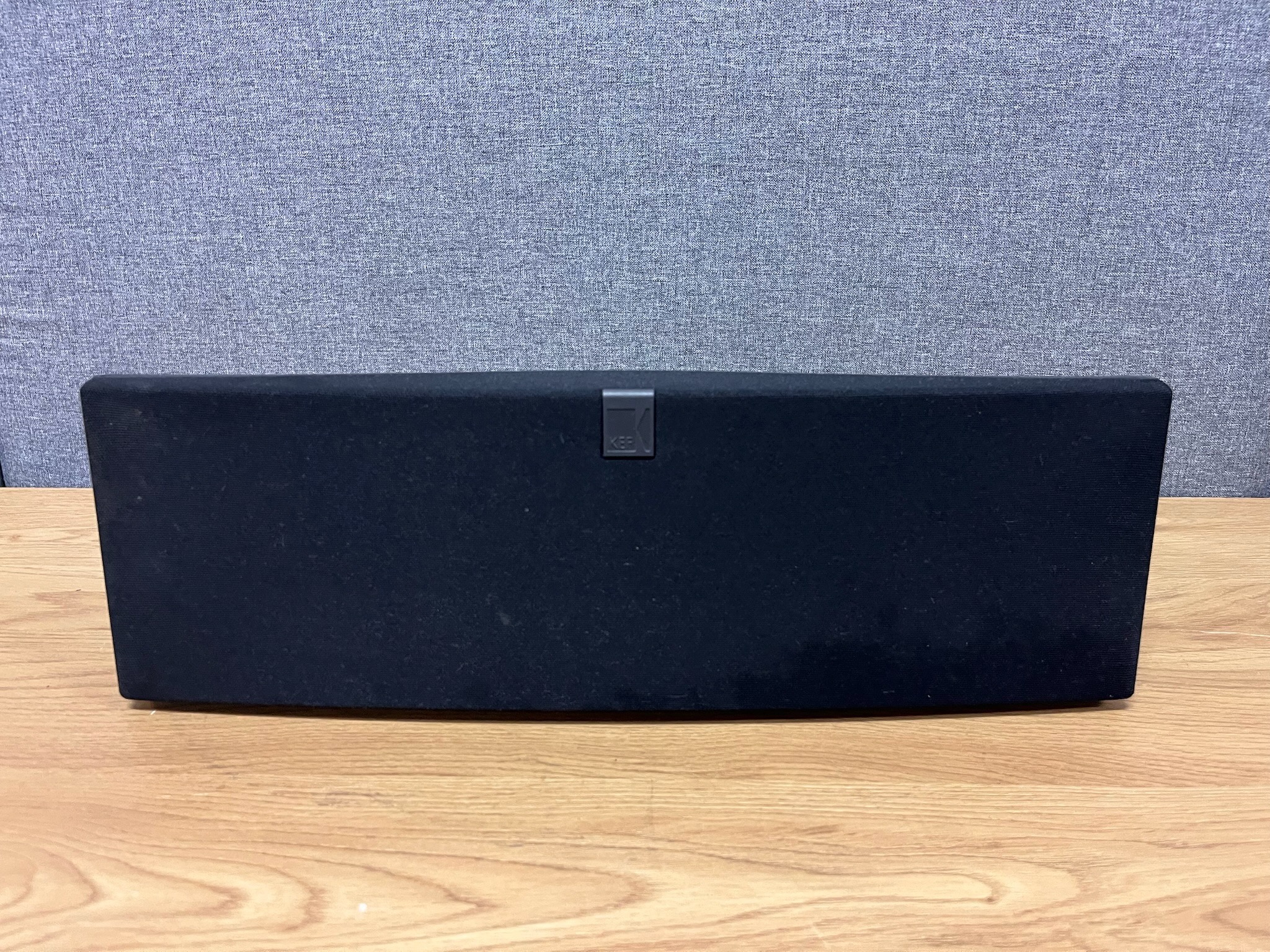 KEF hátalari, L45 x B17 x H15 sm.