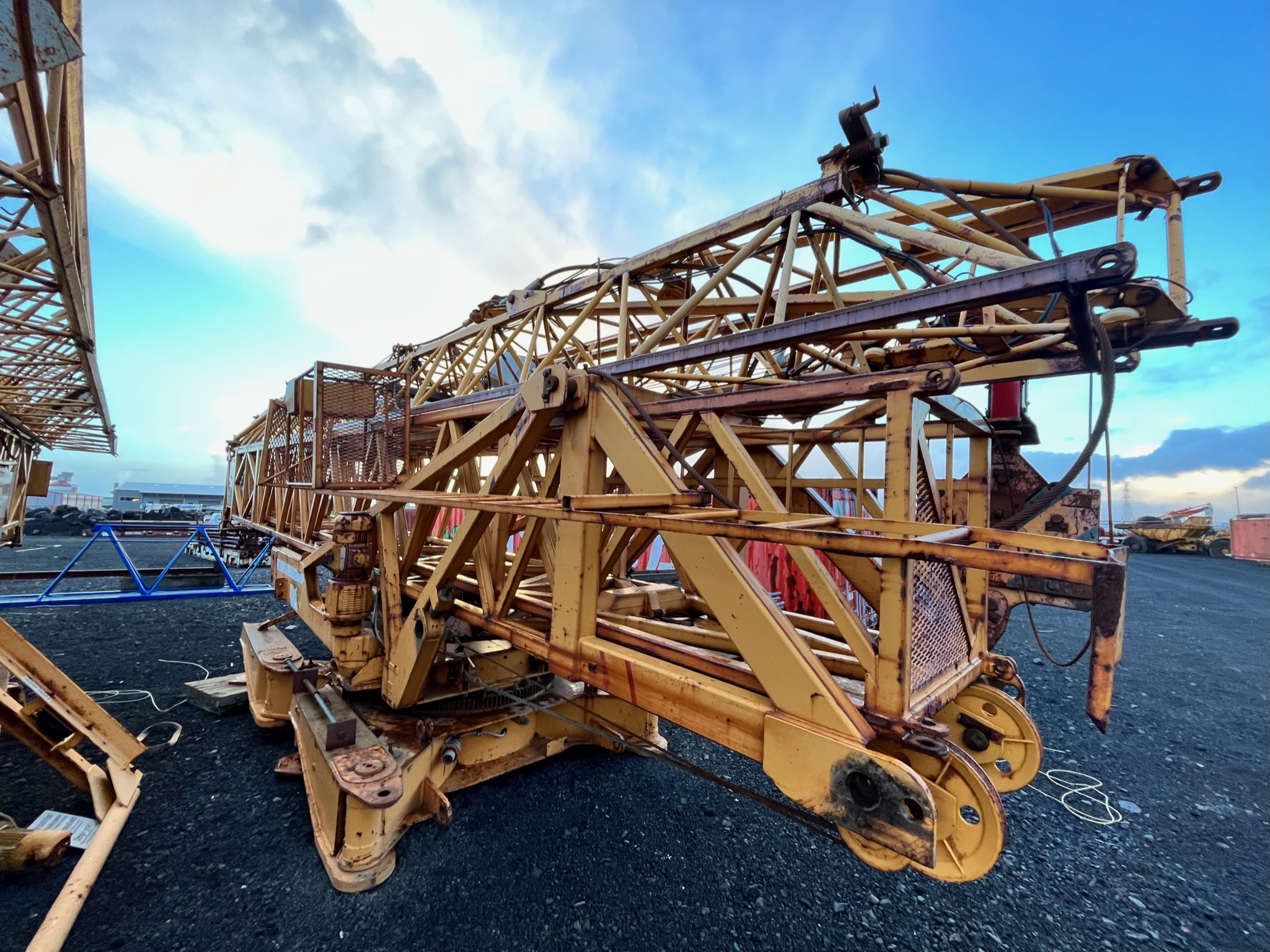 SELT / SOLD - Endurnýtt Liebherr byggingakrani 63K - AB 0234 3