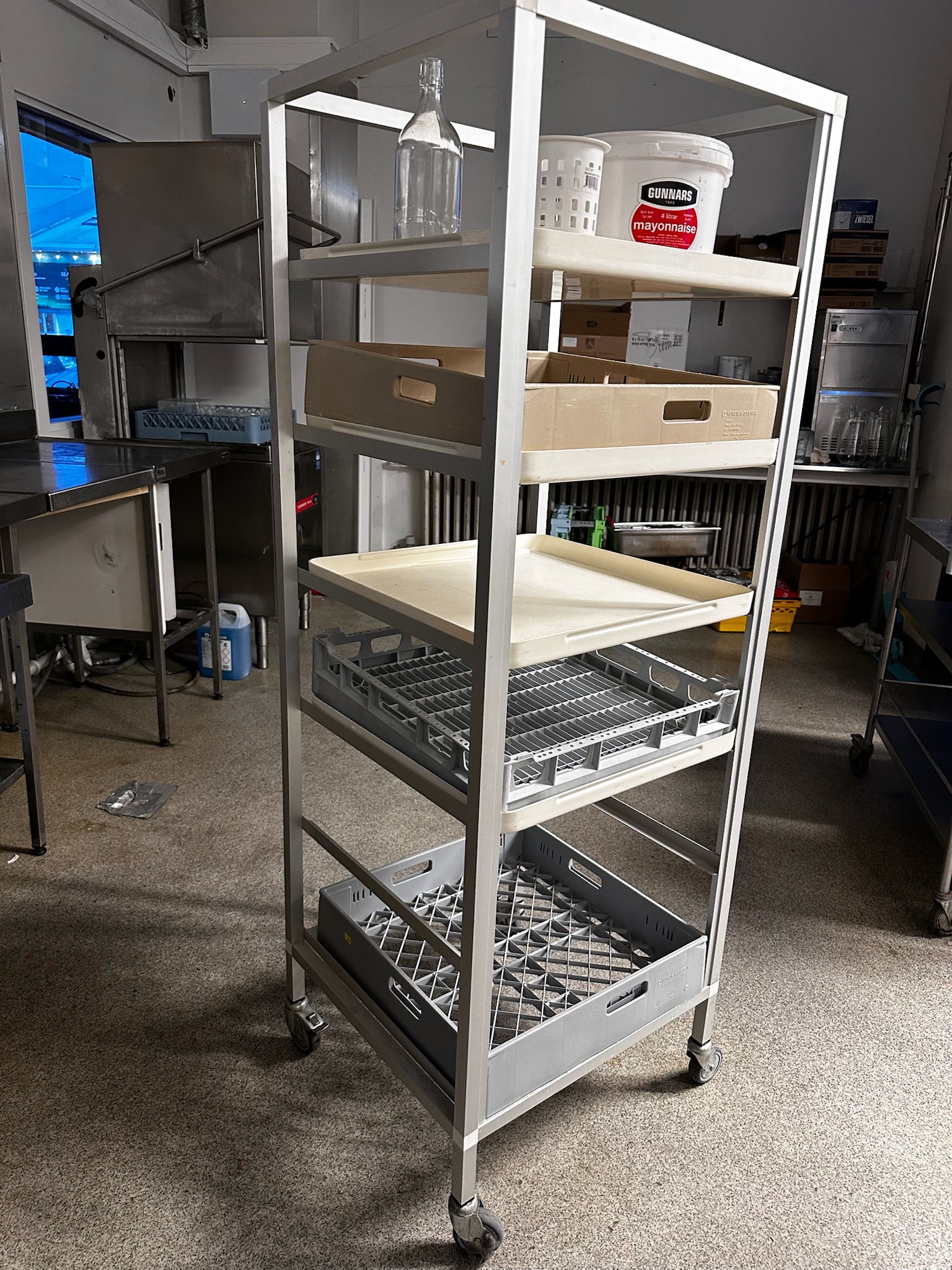 SELT / SOLD Hjólarekki fyrir 6 uppþvottabakka 3