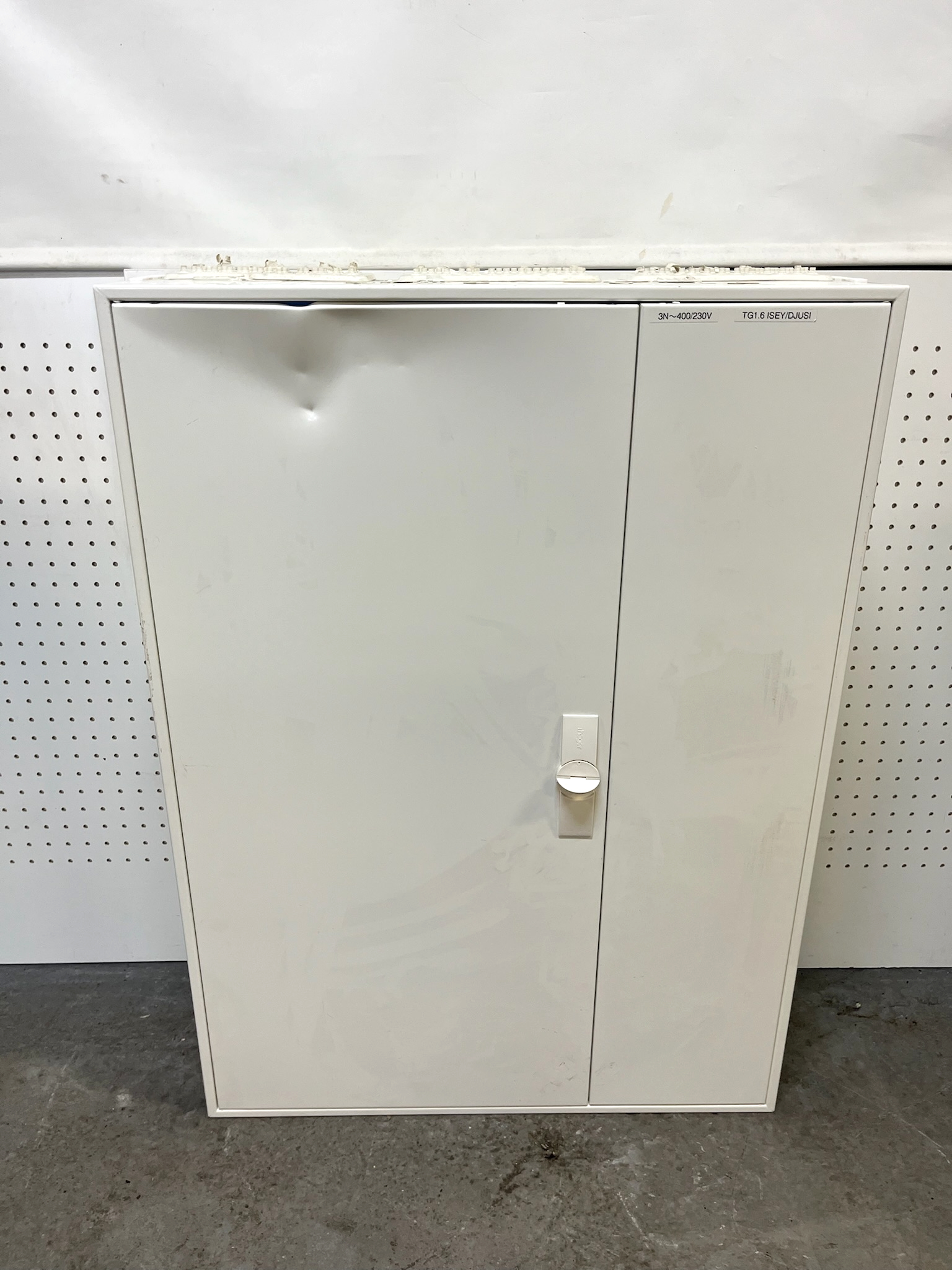 SELT / SOLD Rafmagnstafla, H110xB80xD20sm. 2
