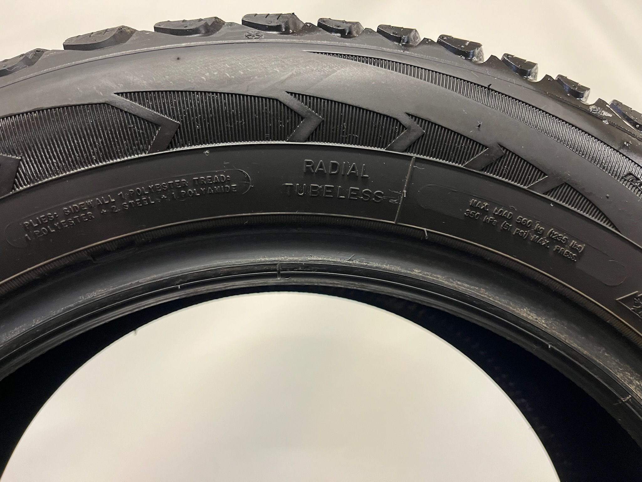 SELT / SOLD Goodyear nagladekk, 195/60/R15 6