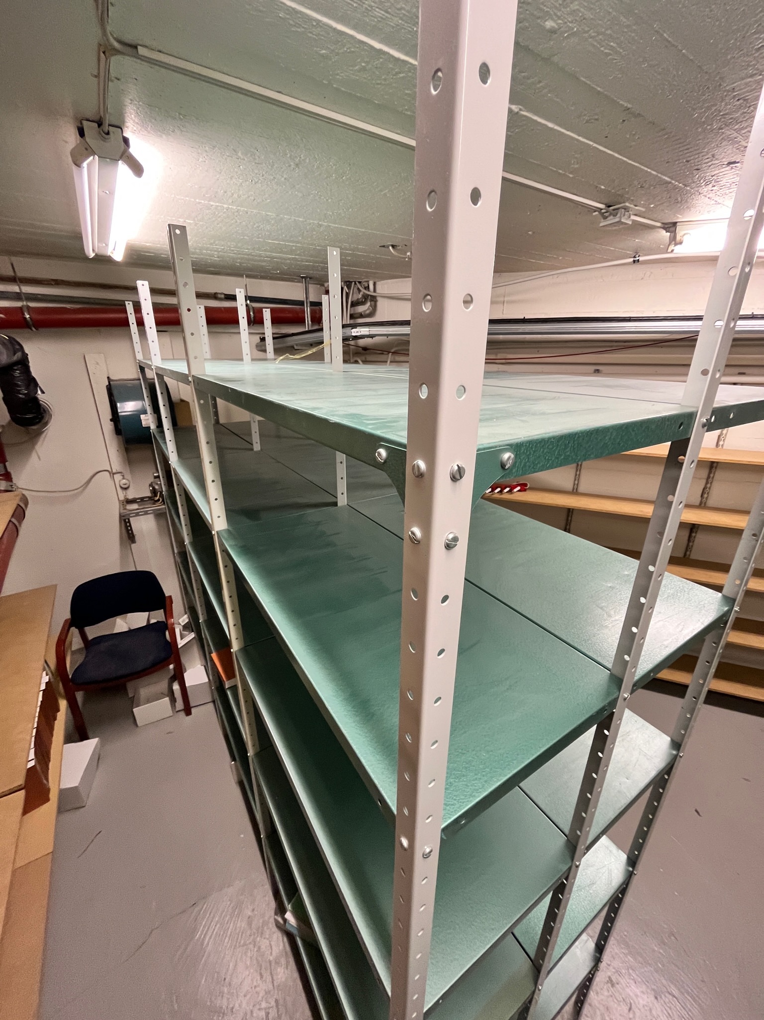 SELT / SOLD Bílskúrs/lagerhillur H238 x B93 x D80 4