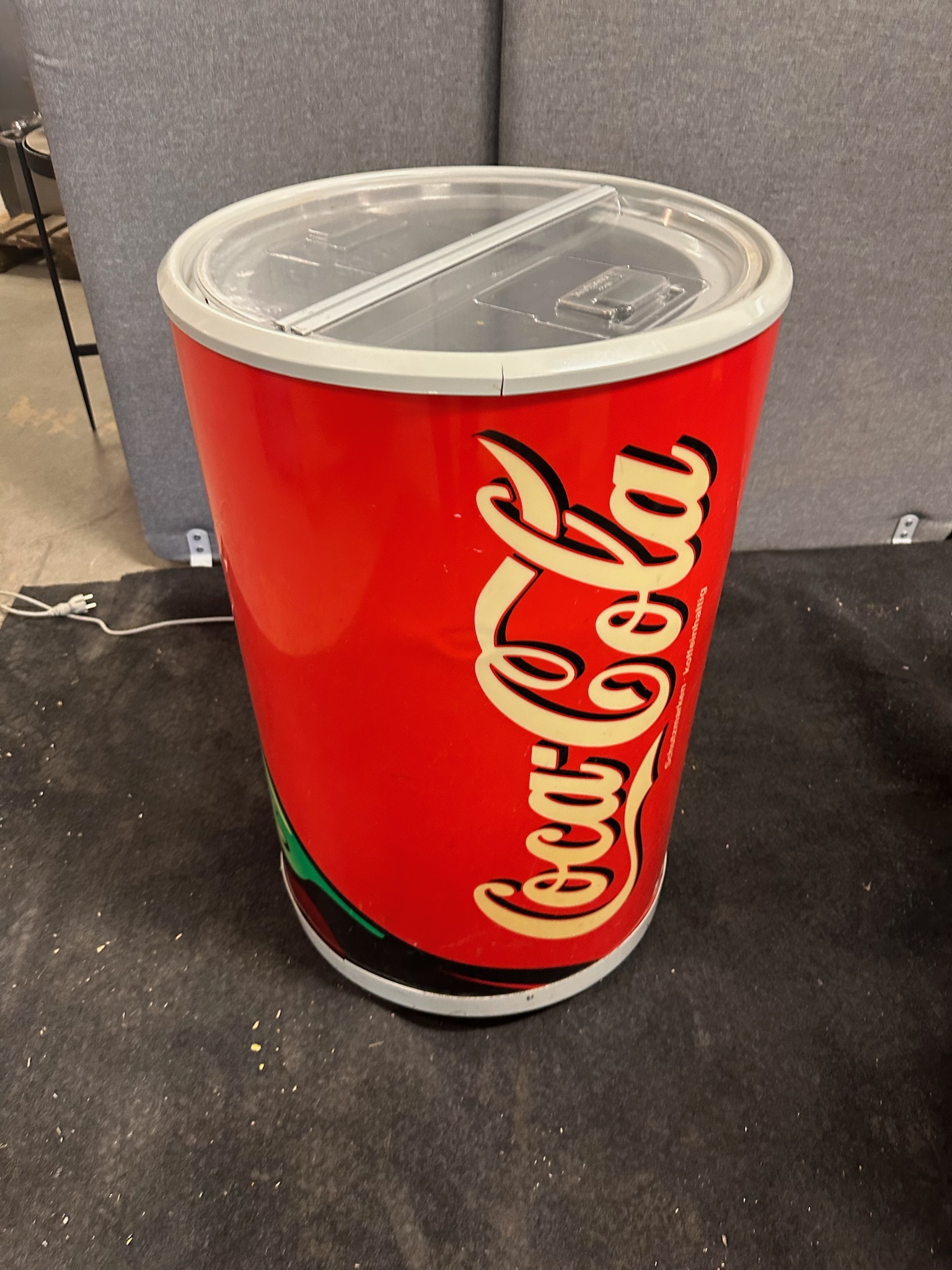 SELT / SOLD Coca Cola kælir á hjólum, H86 x Ø54 sm. 2