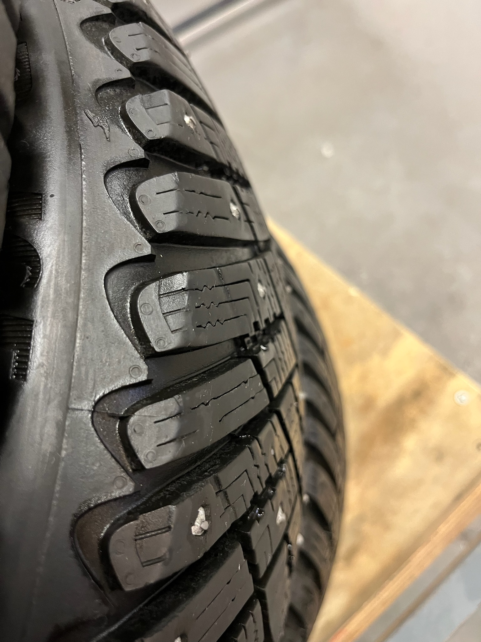 SELT / SOLD Goodyear nagladekk, 195/60/R15 3