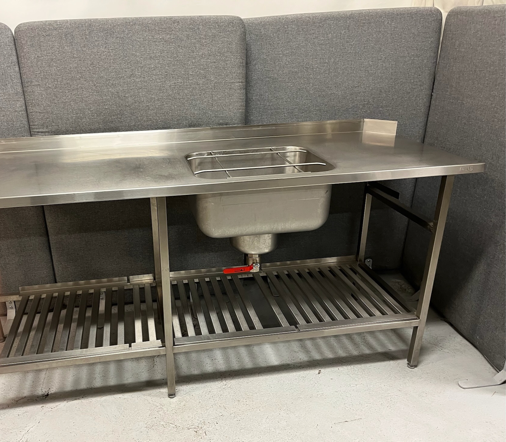 SELT / SOLD Stálborð m.vask og undirgrind frá Fastus, B196xD70xH89sm.
