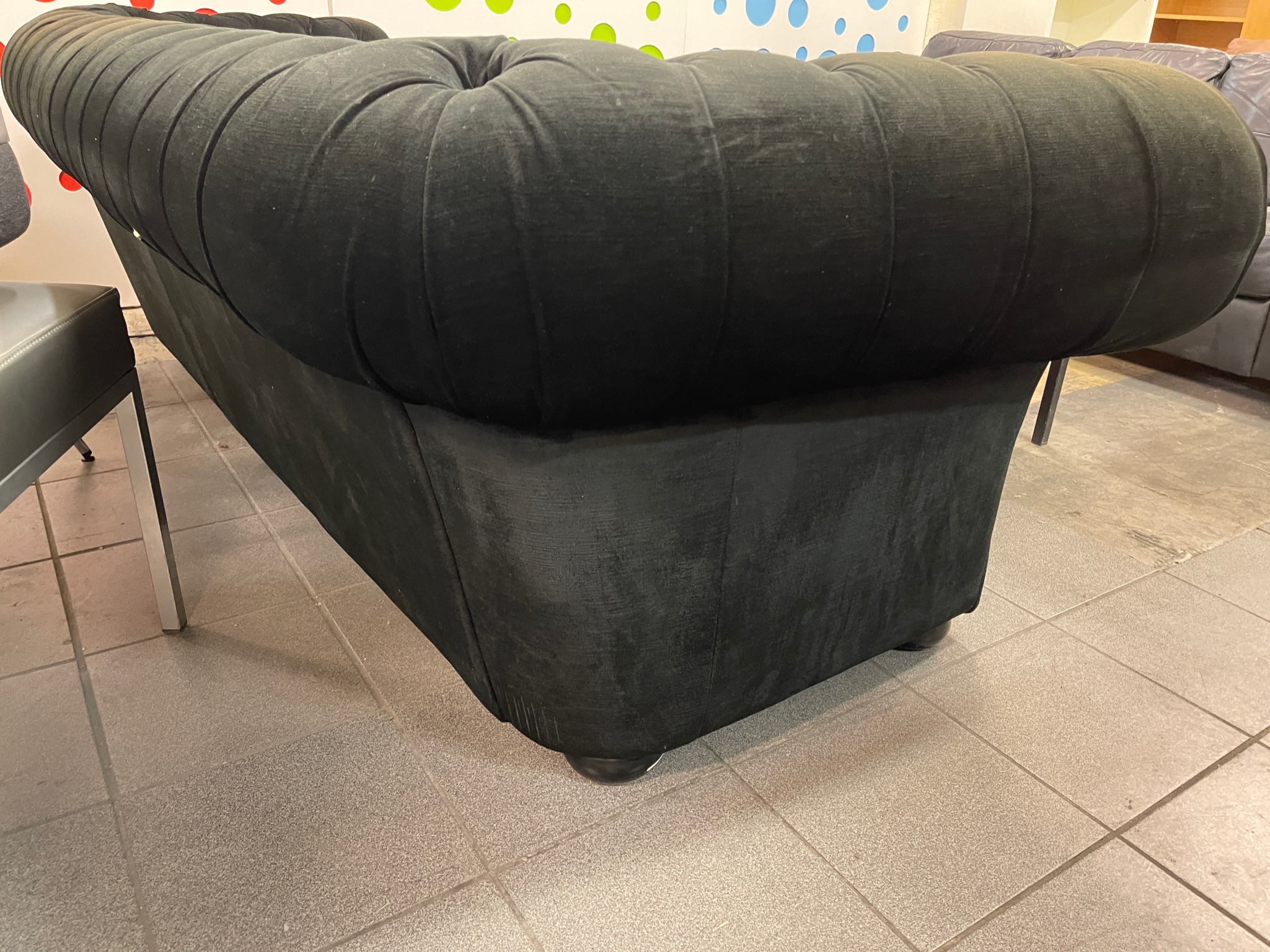 SELT / SOLD Fallegur Chesterfield flauels 3ja sæta sófi 5