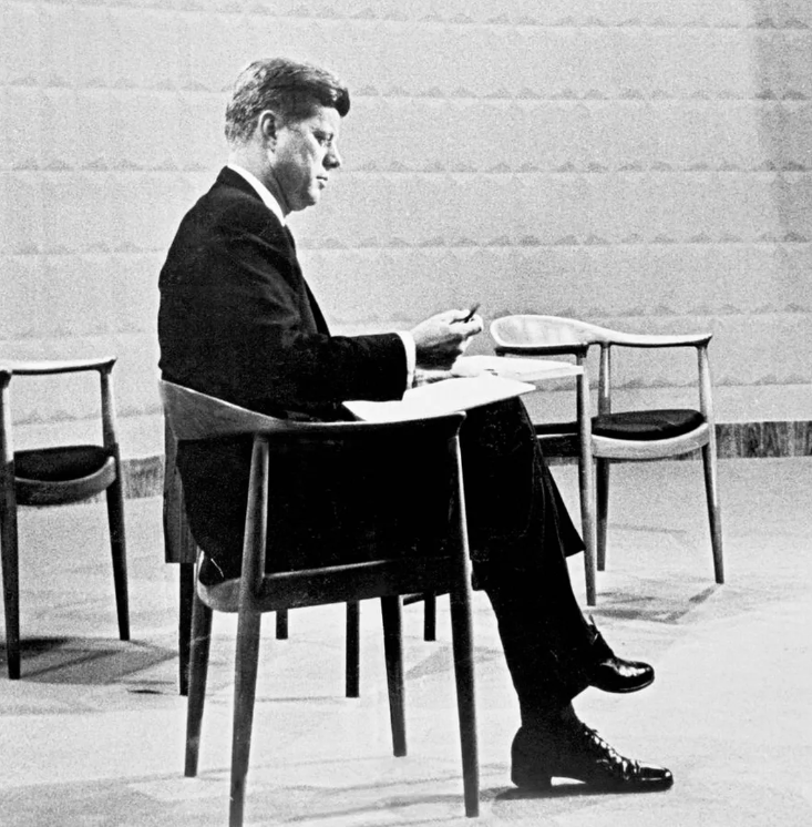 SELT / SOLD - Johannes Hansen hönnunarstóll ''The Chair'' (2 stk.)
